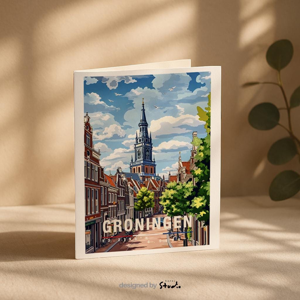 Illustrative Grußkarte mit Blick auf Groningen. Zu sehen sind historische Häuserreihen, grüne Bäume und der markante Kirchturm der Stadt. Die Szene verbindet Ruhe und urbanes Leben und eignet sich hervorragend als Reisekarte oder liebevoller Städtegruß aus den Niederlanden.
