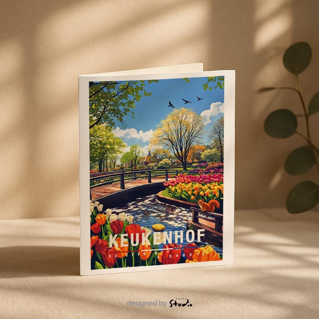 Farbenfrohe Grußkarte mit Blick auf den Keukenhof in den Niederlanden. Zu sehen sind blühende Tulpenbeete, ein kleiner Bach und eine Brücke inmitten einer gepflegten Gartenlandschaft. Die Illustration strahlt Frühling, Natur und Ruhe aus und eignet sich perfekt als Blumen- oder Reisekarte.