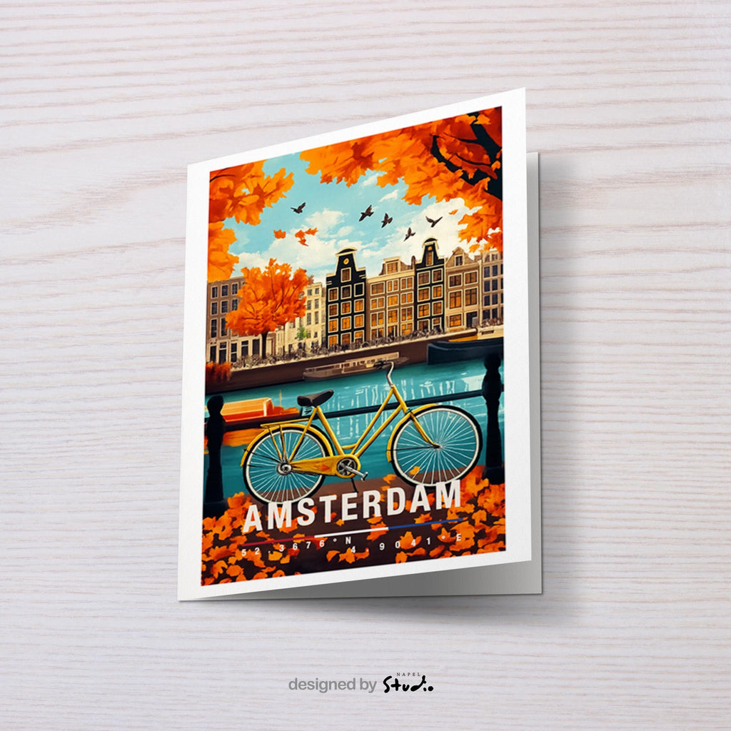 Diese Grußkarte zeigt eine herbstliche Szene in Amsterdam mit bunten Blättern, typischen Grachtenhäusern und einem Fahrrad am Wasser. Die warme Farbpalette vermittelt Gemütlichkeit, Nostalgie und typisches Amsterdam-Flair – perfekt als Reisekarte oder liebevoller Städtegruß.