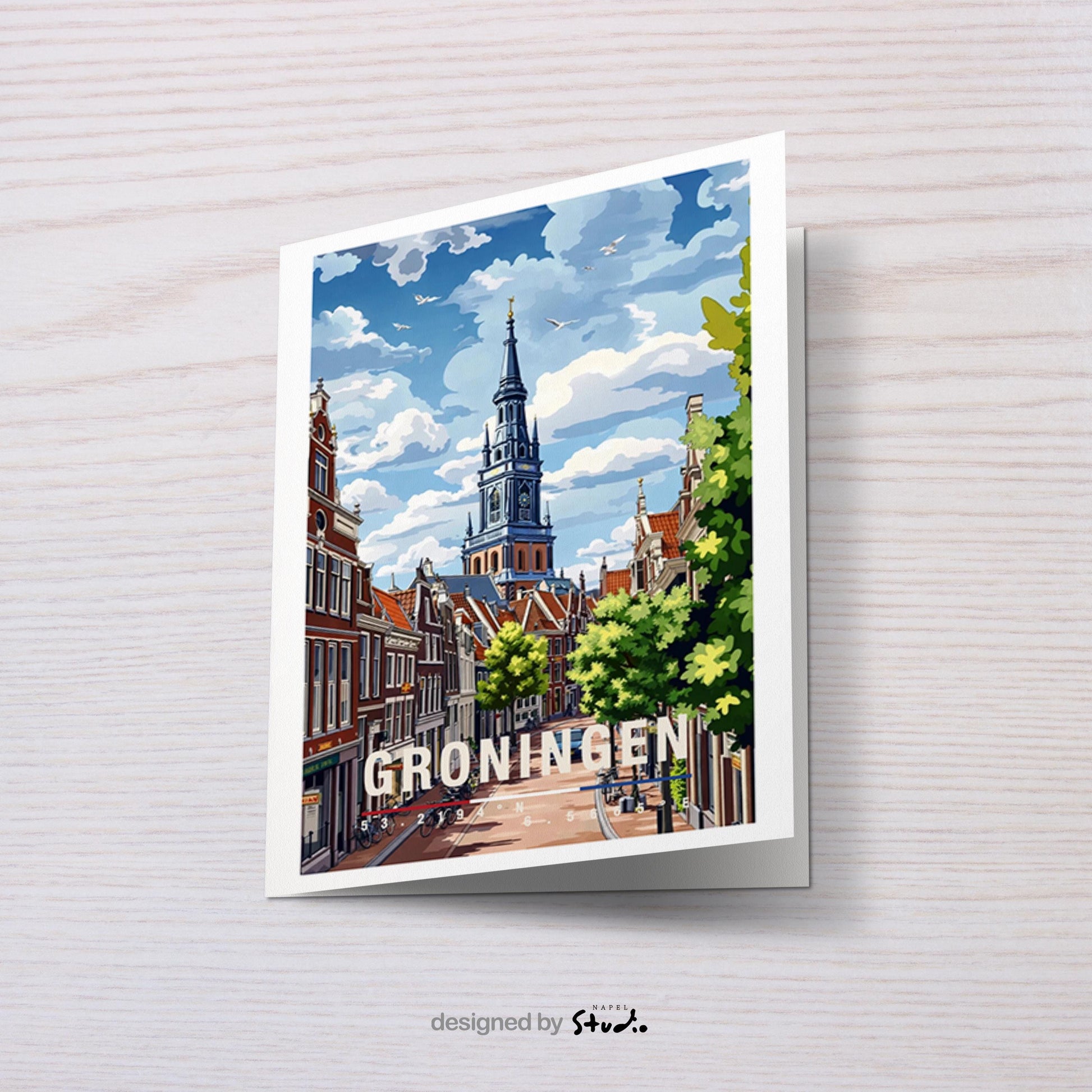 Illustrative Grußkarte mit Blick auf Groningen. Zu sehen sind historische Häuserreihen, grüne Bäume und der markante Kirchturm der Stadt. Die Szene verbindet Ruhe und urbanes Leben und eignet sich hervorragend als Reisekarte oder liebevoller Städtegruß aus den Niederlanden.