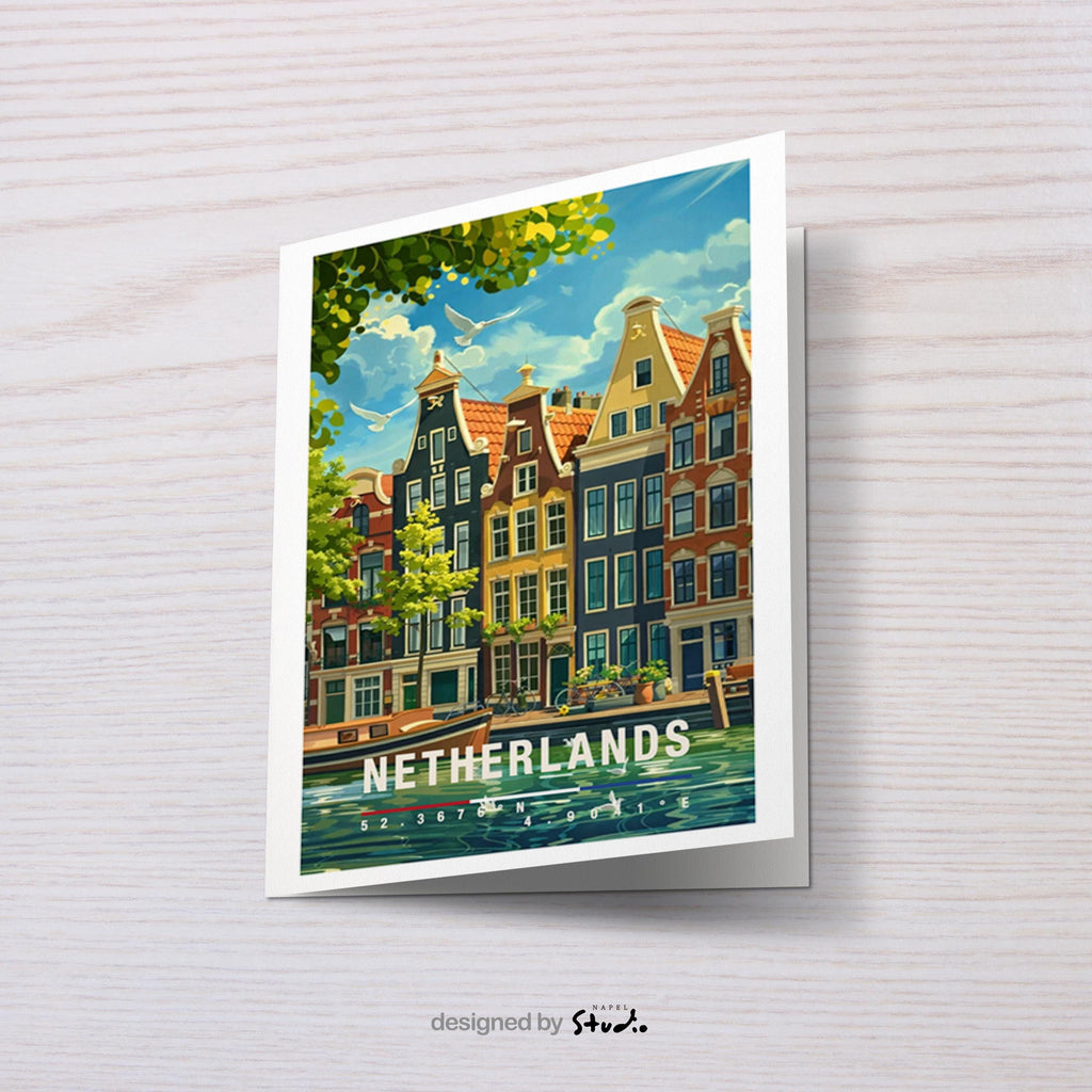 Diese Grußkarte zeigt klassische niederländische Grachtenhäuser mit spiegelndem Wasser, Booten und grünen Akzenten. Die Illustration steht symbolisch für die Niederlande und vermittelt Ruhe, Architektur und europäisches Stadtflair – ideal als allgemeine Reisekarte oder stilvoller Gruß.