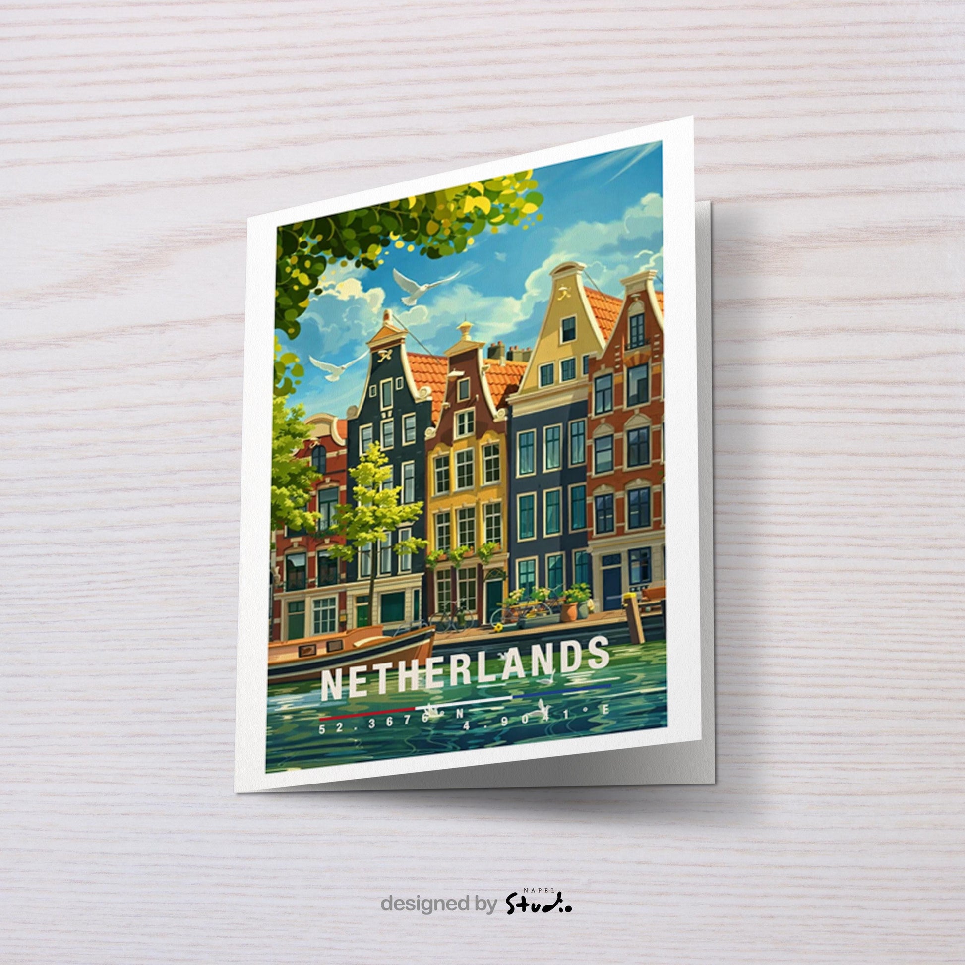 Diese Grußkarte zeigt klassische niederländische Grachtenhäuser mit spiegelndem Wasser, Booten und grünen Akzenten. Die Illustration steht symbolisch für die Niederlande und vermittelt Ruhe, Architektur und europäisches Stadtflair – ideal als allgemeine Reisekarte oder stilvoller Gruß.