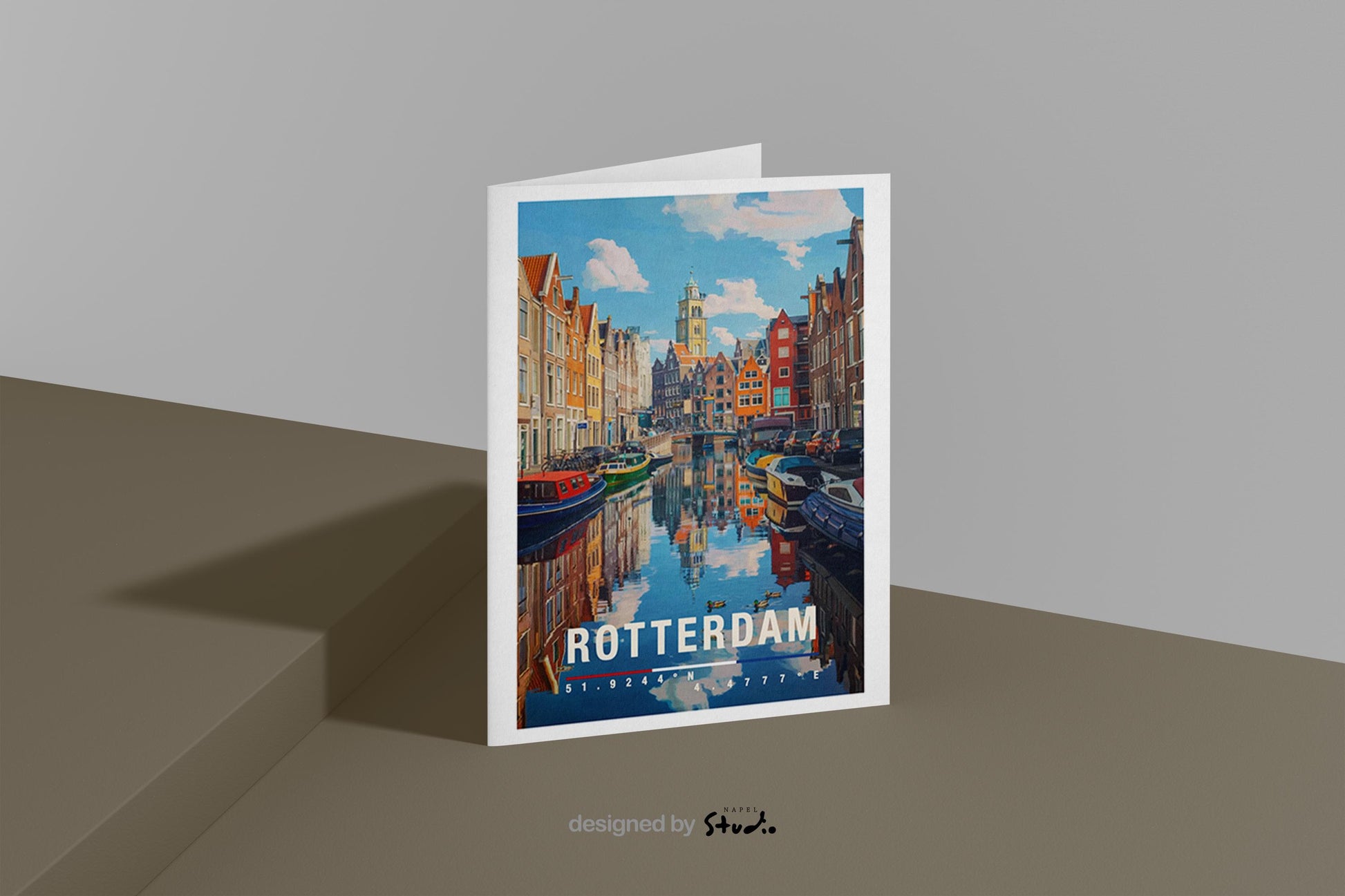 Diese Grußkarte zeigt eine idyllische Gracht in Rotterdam mit spiegelndem Wasser, bunten Häuserfassaden und Booten. Die detailreiche Illustration fängt die ruhige Atmosphäre der niederländischen Wasserstadt ein und vermittelt ein Gefühl von Reise, Entschleunigung und urbaner Romantik. Perfekt als Grußkarte, Reisekarte oder Erinnerung an die Niederlande.