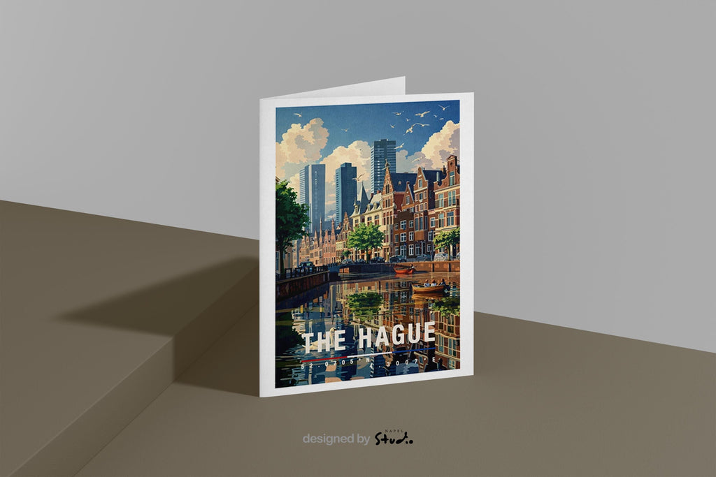 Illustrative Grußkarte mit Blick auf die historische Altstadt von Den Haag. Zu sehen sind klassische Backsteinfassaden, Kirchtürme und urbane Architektur vor einem dramatischen Himmel. Die Szene verbindet Tradition und Moderne und eignet sich ideal als stilvolle Reisekarte oder persönlicher Städtegruß aus den Niederlanden.