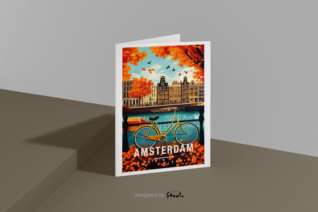Diese Grußkarte zeigt eine herbstliche Szene in Amsterdam mit bunten Blättern, typischen Grachtenhäusern und einem Fahrrad am Wasser. Die warme Farbpalette vermittelt Gemütlichkeit, Nostalgie und typisches Amsterdam-Flair – perfekt als Reisekarte oder liebevoller Städtegruß.