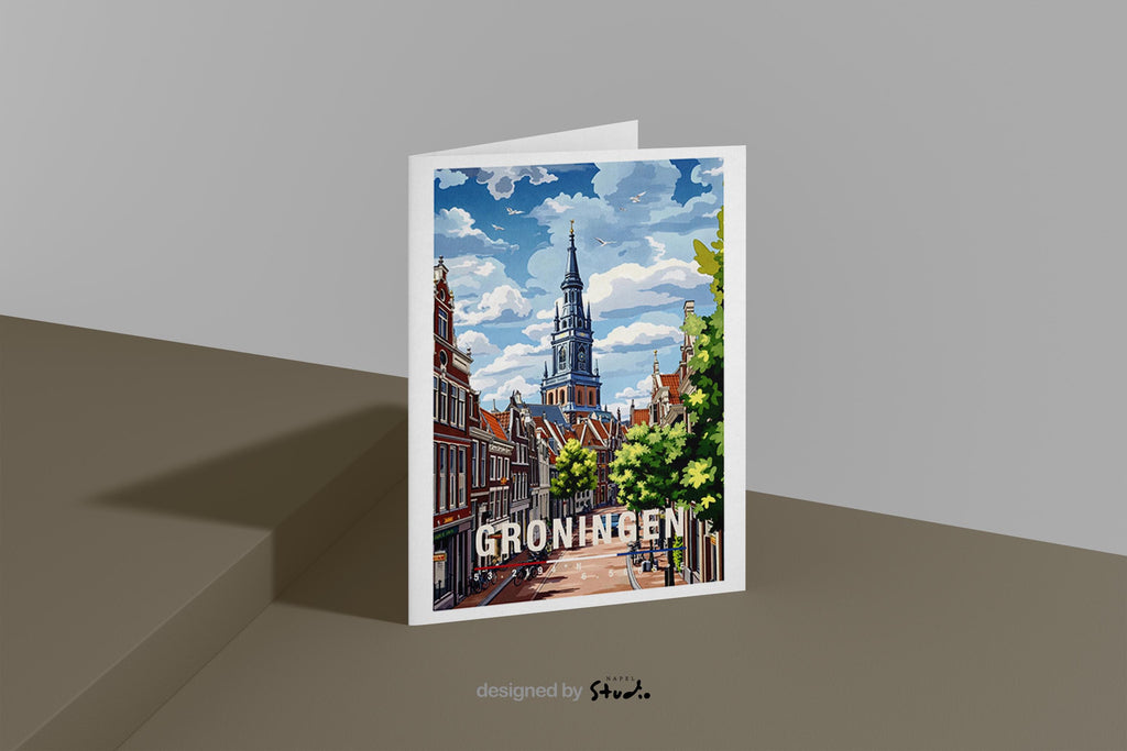 Illustrative Grußkarte mit Blick auf Groningen. Zu sehen sind historische Häuserreihen, grüne Bäume und der markante Kirchturm der Stadt. Die Szene verbindet Ruhe und urbanes Leben und eignet sich hervorragend als Reisekarte oder liebevoller Städtegruß aus den Niederlanden.
