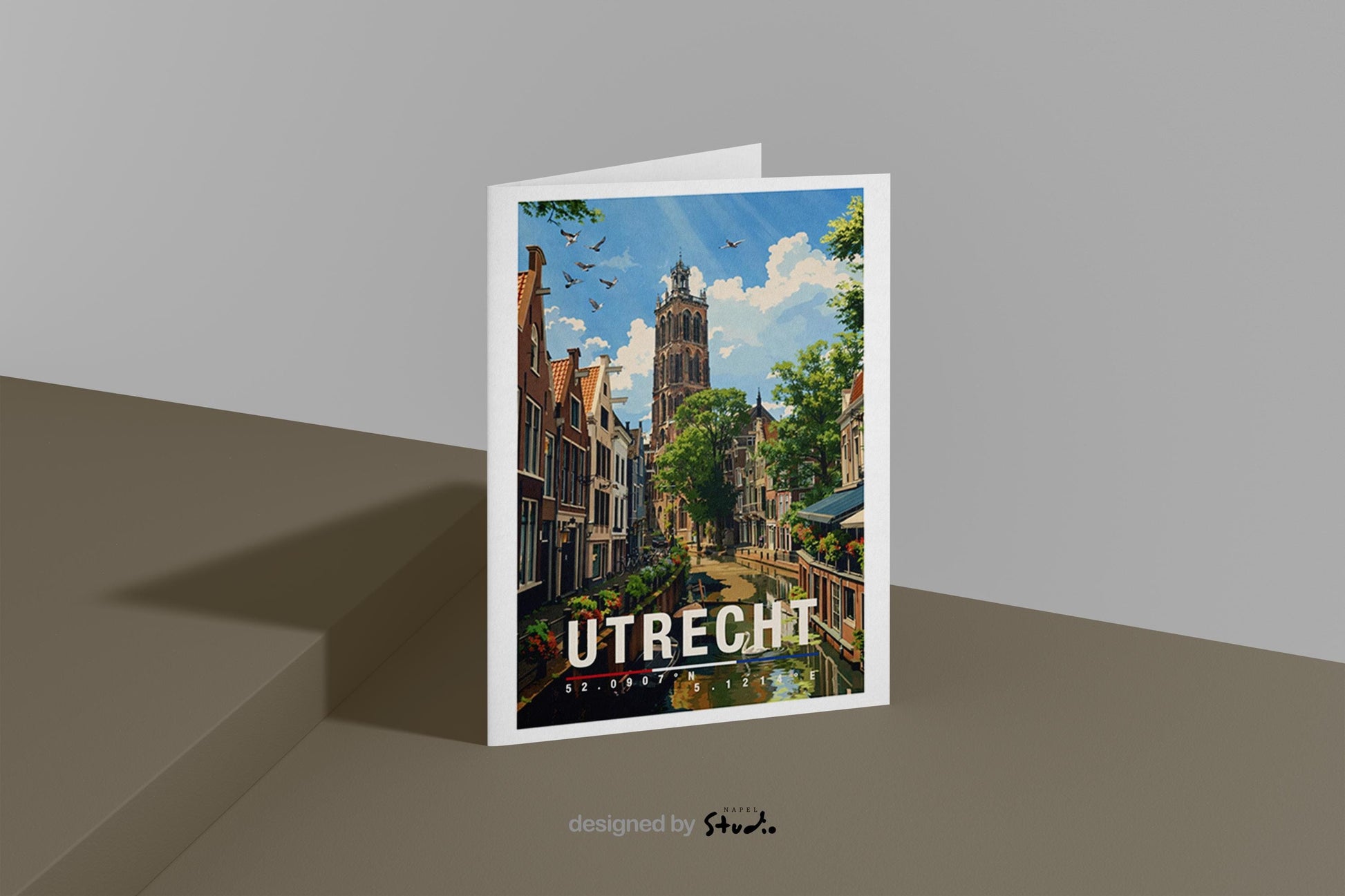 Diese Grußkarte zeigt eine malerische Gracht in Utrecht mit historischen Häusern, Booten und dem markanten Domturm im Hintergrund. Die Illustration vermittelt Ruhe, Geschichte und typisch niederländisches Stadtgefühl – ideal als stilvolle Reisekarte oder persönlicher Gruß aus Utrecht.