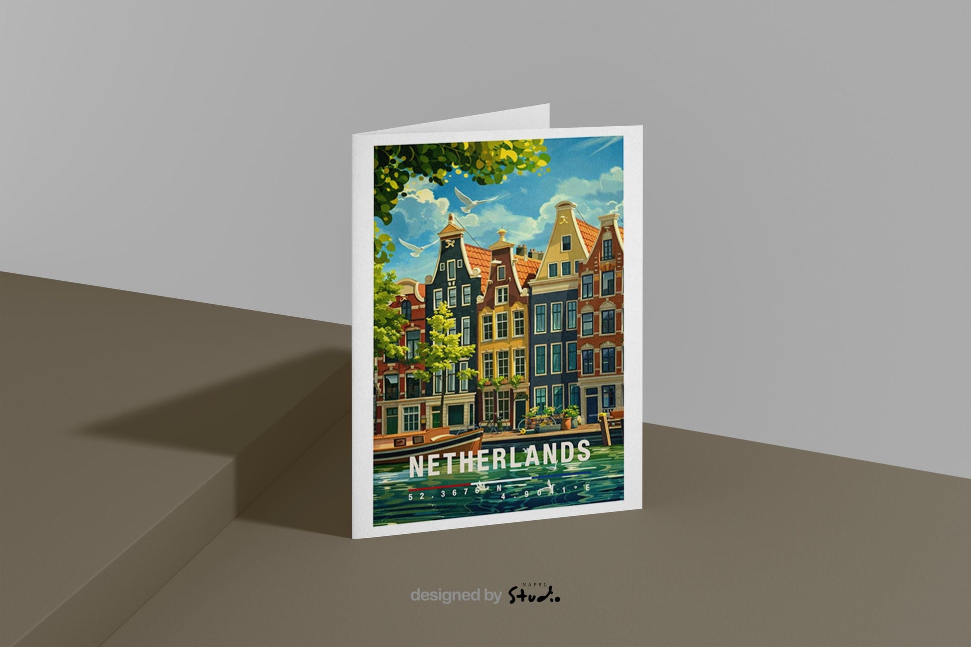Diese Grußkarte zeigt klassische niederländische Grachtenhäuser mit spiegelndem Wasser, Booten und grünen Akzenten. Die Illustration steht symbolisch für die Niederlande und vermittelt Ruhe, Architektur und europäisches Stadtflair – ideal als allgemeine Reisekarte oder stilvoller Gruß.