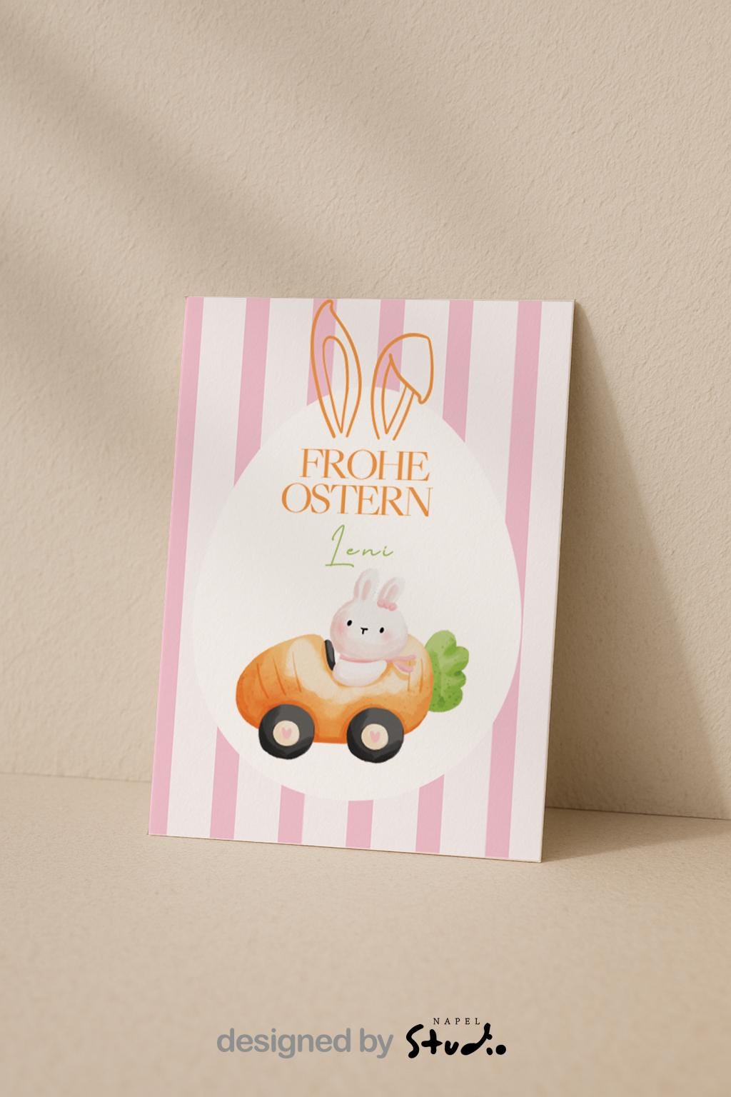 Liebevoll gestaltete Oster Grußkarte mit süßem Hasen in einem kleinen Auto aus Karotte, pastellfarbene Illustration im Ei-Format, ideal als personalisierte Osterkarte für Kinder, Familie oder Enkel, fröhliches Frühlingsmotiv mit niedlichem Osterhasen und weichen Farben.