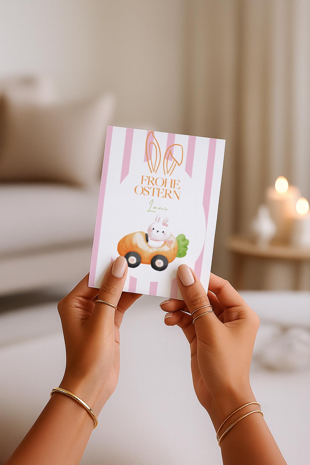 Liebevoll gestaltete Oster Grußkarte mit süßem Hasen in einem kleinen Auto aus Karotte, pastellfarbene Illustration im Ei-Format, ideal als personalisierte Osterkarte für Kinder, Familie oder Enkel, fröhliches Frühlingsmotiv mit niedlichem Osterhasen und weichen Farben.