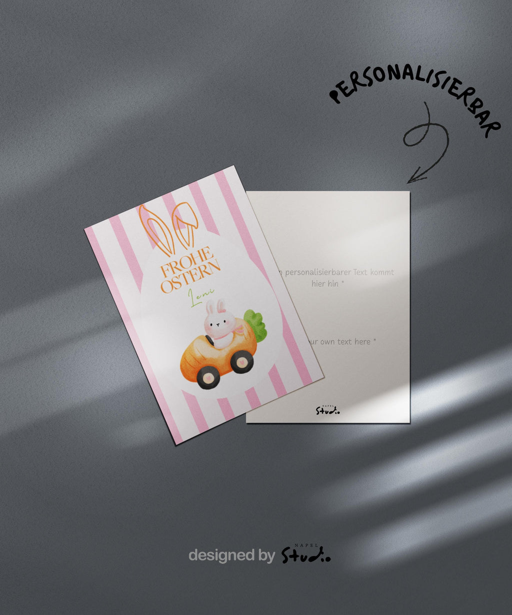 Liebevoll gestaltete Oster Grußkarte mit süßem Hasen in einem kleinen Auto aus Karotte, pastellfarbene Illustration im Ei-Format, ideal als personalisierte Osterkarte für Kinder, Familie oder Enkel, fröhliches Frühlingsmotiv mit niedlichem Osterhasen und weichen Farben.
