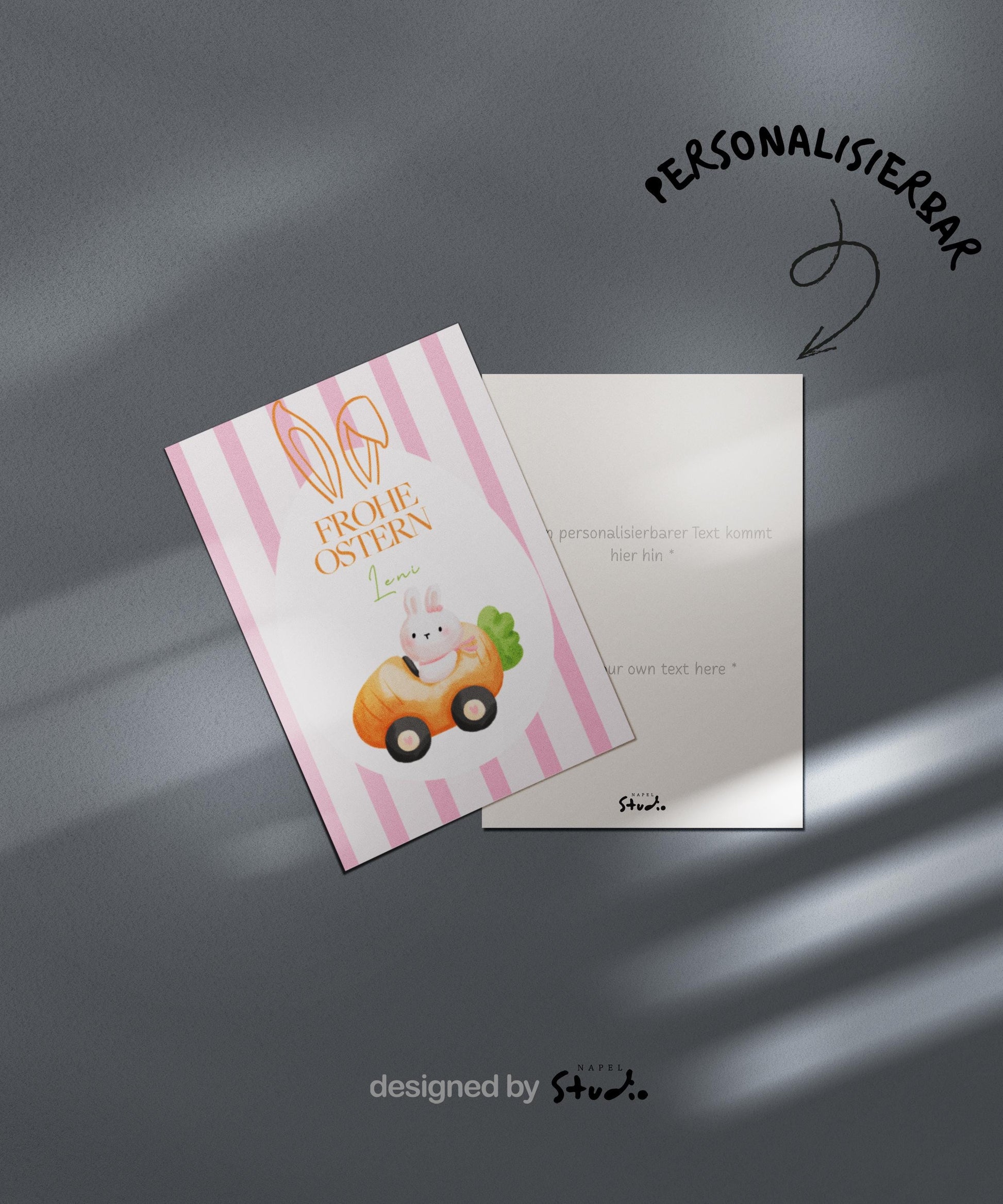 Liebevoll gestaltete Oster Grußkarte mit süßem Hasen in einem kleinen Auto aus Karotte, pastellfarbene Illustration im Ei-Format, ideal als personalisierte Osterkarte für Kinder, Familie oder Enkel, fröhliches Frühlingsmotiv mit niedlichem Osterhasen und weichen Farben.