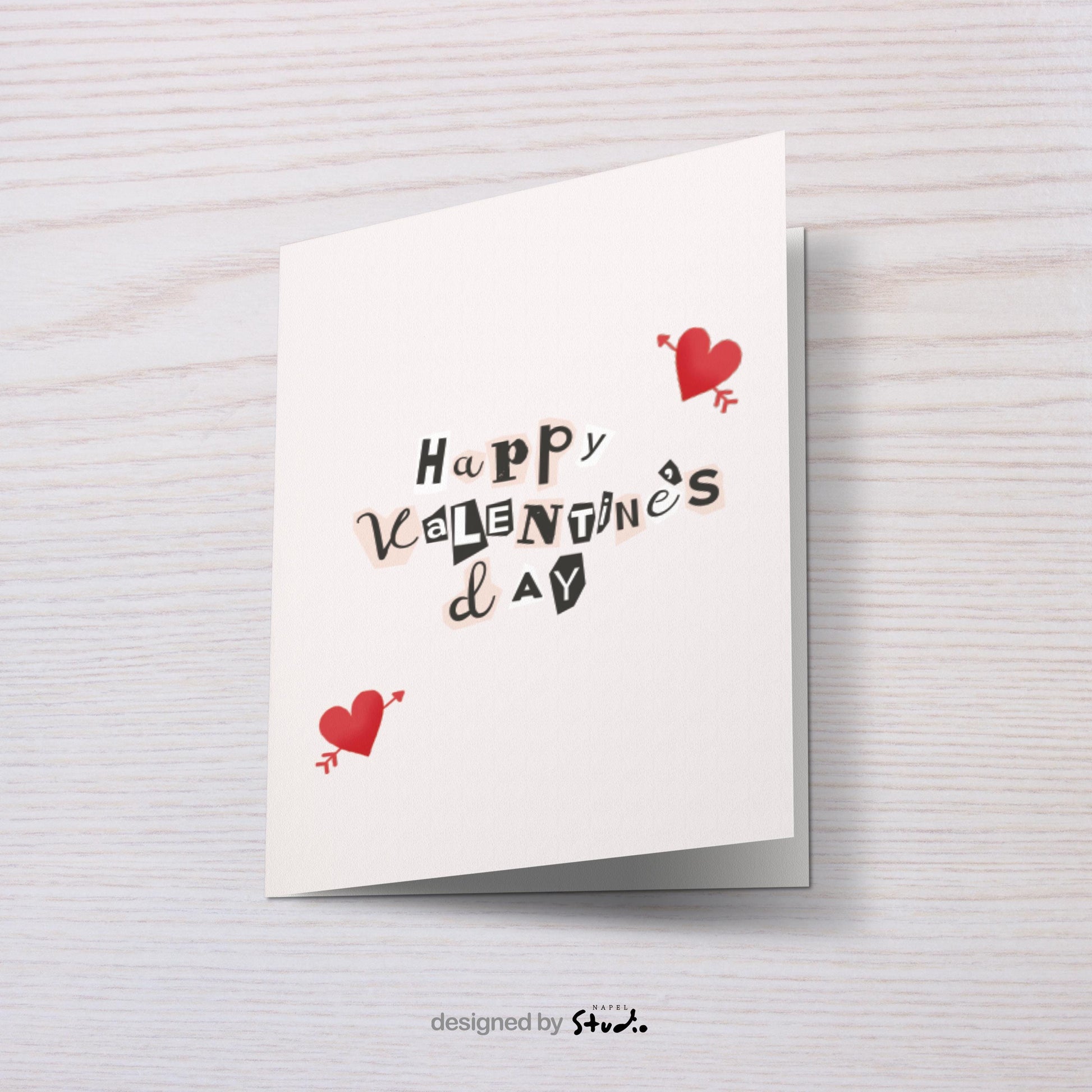 Verspielte Valentinstags Grußkarte mit Collage-Typografie und kleinen Herzillustrationen, modernes Design auf hellem Hintergrund, perfekt als liebevolle Valentine Karte für Partner oder Lieblingsmenschen, ideal für romantische Grüße mit kreativem Stil.
