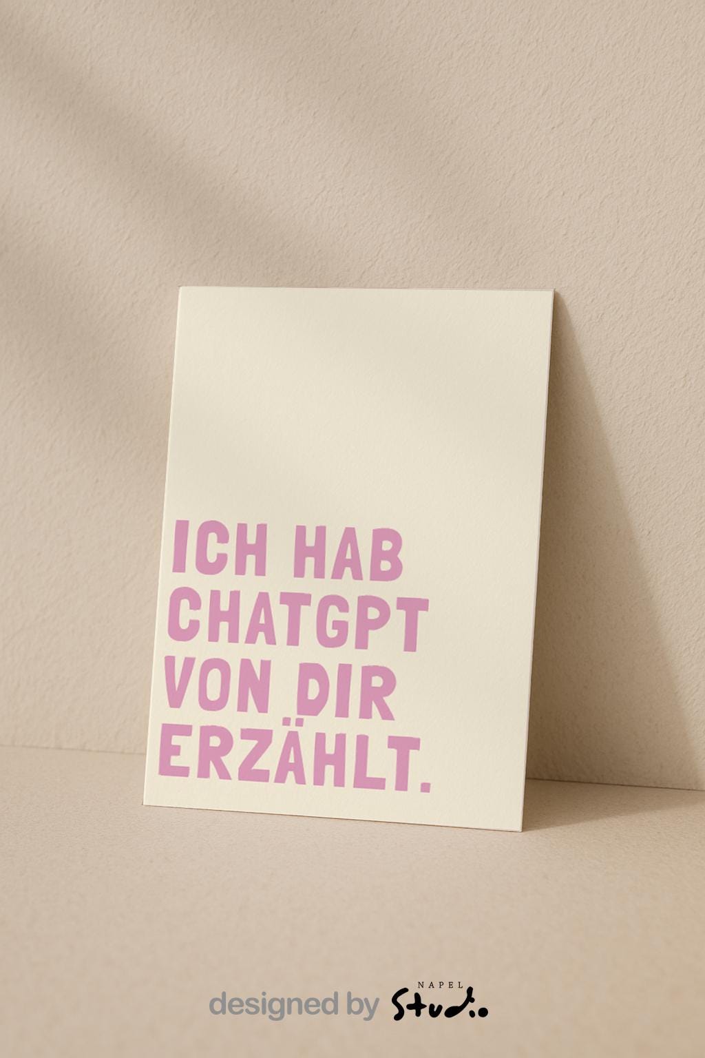 Humorvolle Grußkarte mit modernem Textdesign und der Aufschrift „Ich hab ChatGPT von dir erzählt“, minimalistischer Stil mit klarer Typografie, perfekte lustige Karte für Freunde, Kollegen oder als kleine Aufmerksamkeit, ideal für Technik-Fans und Menschen mit Humor.