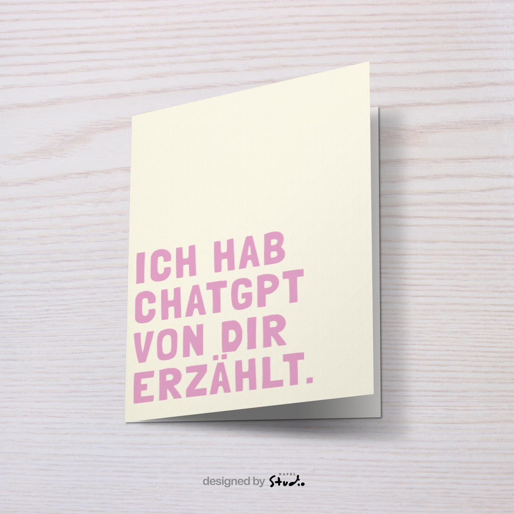 Humorvolle Grußkarte mit modernem Textdesign und der Aufschrift „Ich hab ChatGPT von dir erzählt“, minimalistischer Stil mit klarer Typografie, perfekte lustige Karte für Freunde, Kollegen oder als kleine Aufmerksamkeit, ideal für Technik-Fans und Menschen mit Humor.