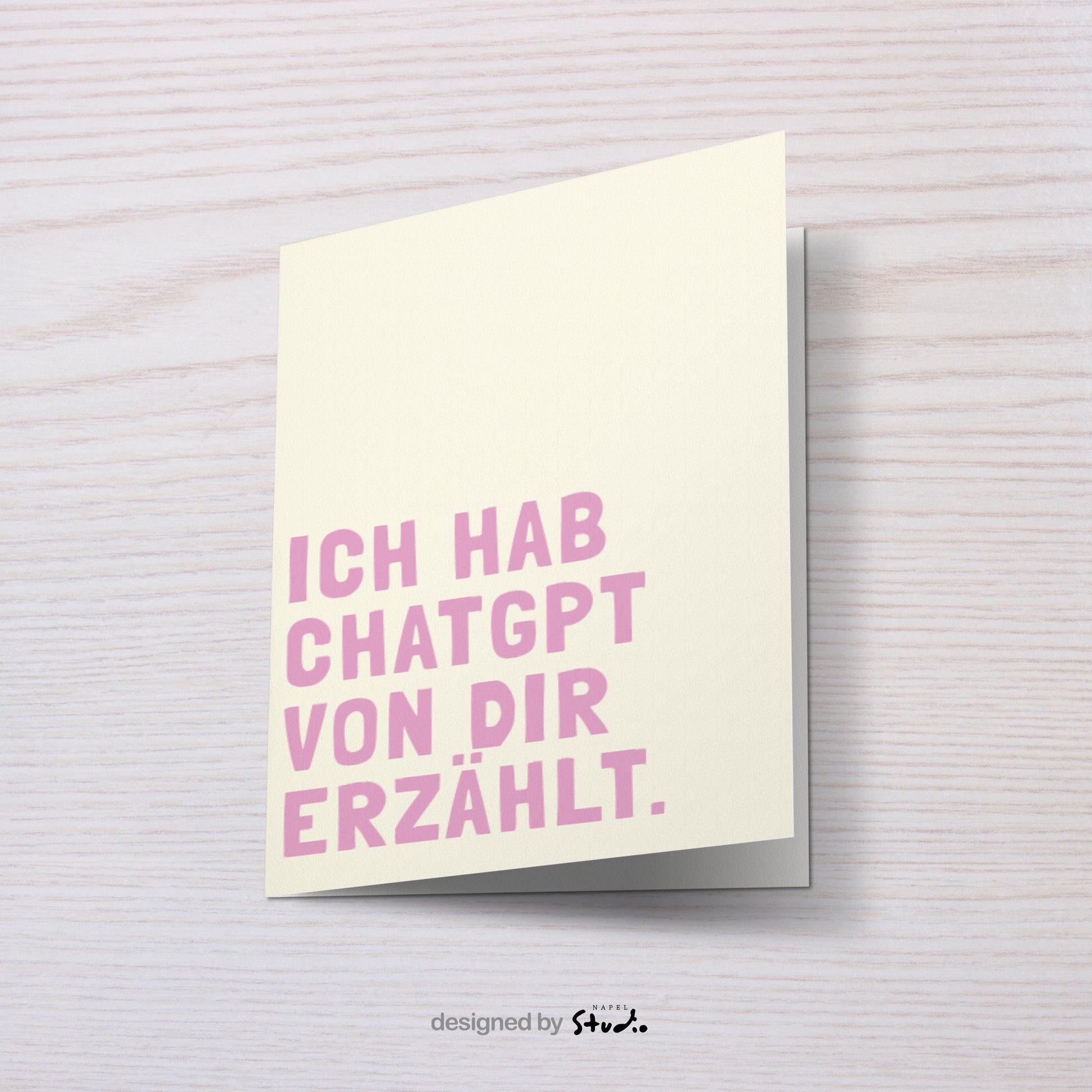 Humorvolle Grußkarte mit modernem Textdesign und der Aufschrift „Ich hab ChatGPT von dir erzählt“, minimalistischer Stil mit klarer Typografie, perfekte lustige Karte für Freunde, Kollegen oder als kleine Aufmerksamkeit, ideal für Technik-Fans und Menschen mit Humor.