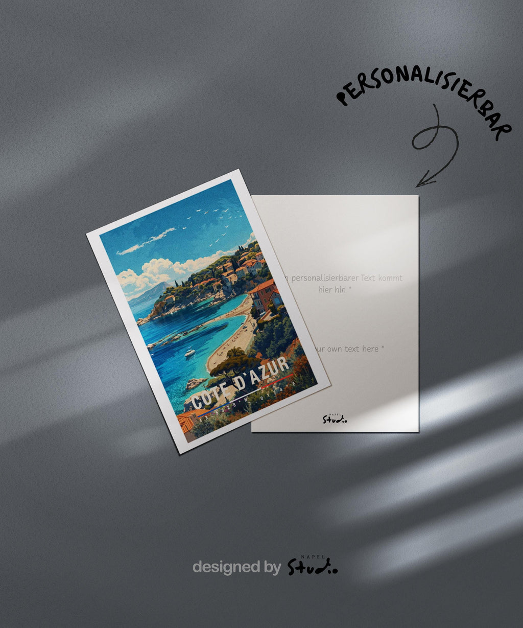 Illustration einer Grußkarte mit Côte-d’Azur-Motiv zeigt eine sonnige Mittelmeerküste mit türkisblauem Meer, Sandstrand und mediterranen Häusern auf sanften Hügeln. Die leuchtenden Farben und die ruhige Atmosphäre vermitteln Sommer, Urlaub und südfranzösisches Lebensgefühl. Perfekt als Reise-Grußkarte, Urlaubsgruß oder liebevolle Aufmerksamkeit für Meerliebhaber, Frankreich-Fans und Menschen mit Fernweh nach der französischen Riviera.