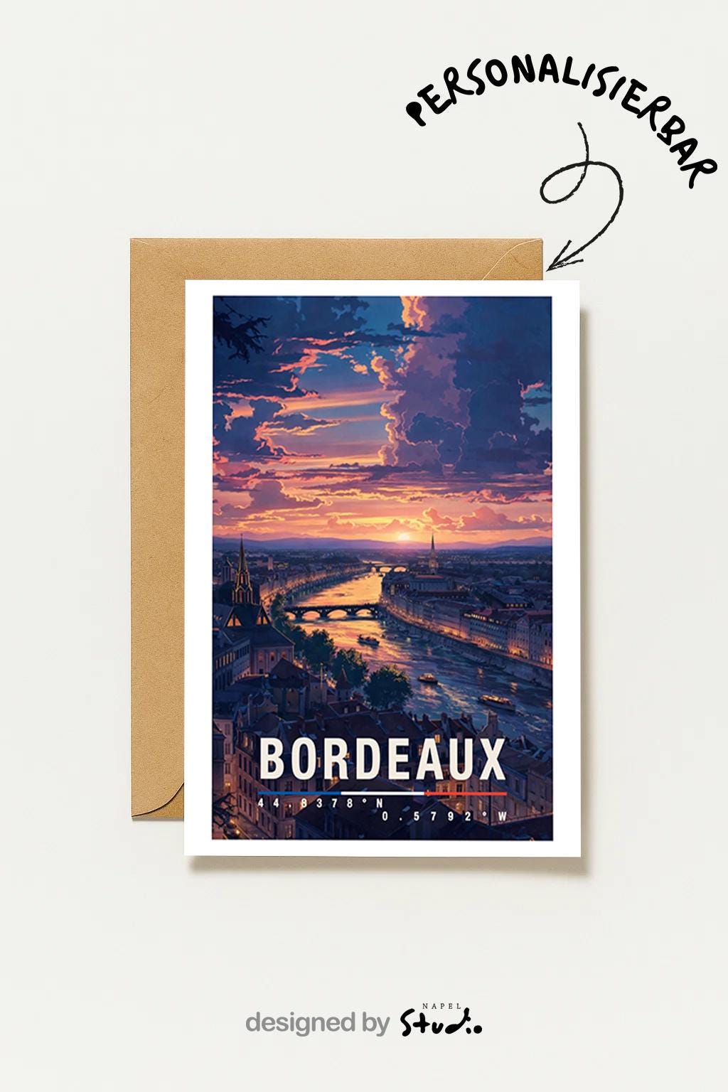 Illustration einer Grußkarte mit Bordeaux-Motiv zeigt die Stadt bei Sonnenuntergang mit Fluss, Brücken und historischer Architektur in warmen Abendfarben. Die Spiegelungen im Wasser und der stimmungsvolle Himmel erzeugen Eleganz und Romantik. Diese Karte eignet sich perfekt als Städtegruß, Reiseerinnerung oder Geschenk für Weinliebhaber, Frankreich-Fans und Menschen mit besonderer Verbindung zu Bordeaux.