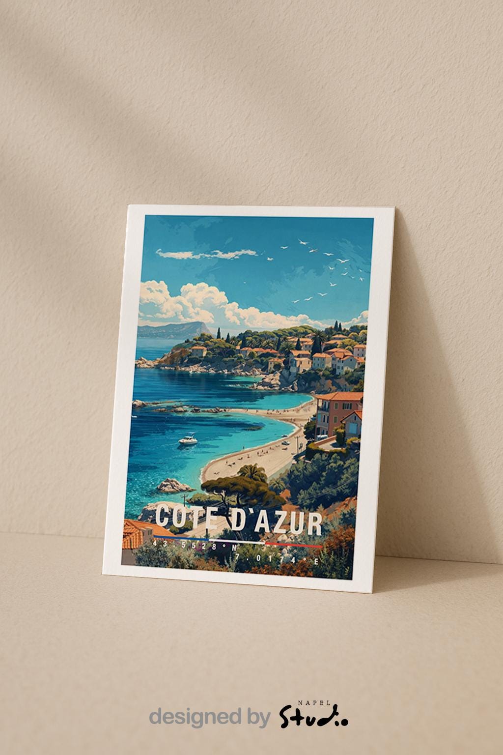 Illustration einer Grußkarte mit Côte-d’Azur-Motiv zeigt eine sonnige Mittelmeerküste mit türkisblauem Meer, Sandstrand und mediterranen Häusern auf sanften Hügeln. Die leuchtenden Farben und die ruhige Atmosphäre vermitteln Sommer, Urlaub und südfranzösisches Lebensgefühl. Perfekt als Reise-Grußkarte, Urlaubsgruß oder liebevolle Aufmerksamkeit für Meerliebhaber, Frankreich-Fans und Menschen mit Fernweh nach der französischen Riviera.