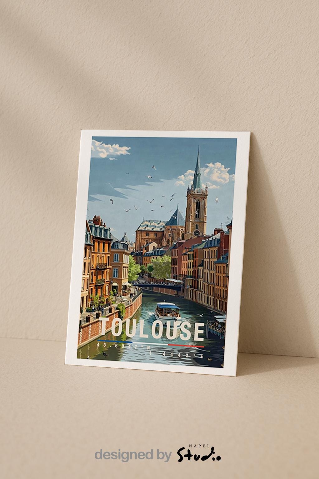 Illustrierte Grußkarte mit Toulouse-Motiv zeigt eine romantische Stadtansicht entlang eines ruhigen Kanals, umgeben von historischen Gebäuden mit warmen Ziegel- und Pastelltönen. Im Hintergrund ragt eine markante Kirche empor, während sich die Architektur im Wasser spiegelt. Die detailreiche Illustration vermittelt französisches Lebensgefühl, Nostalgie und Reiseerinnerungen. Ideal als Städtegruß, Reise-Grußkarte oder Geschenk für Frankreich-Fans, Weltenbummler und Menschen.