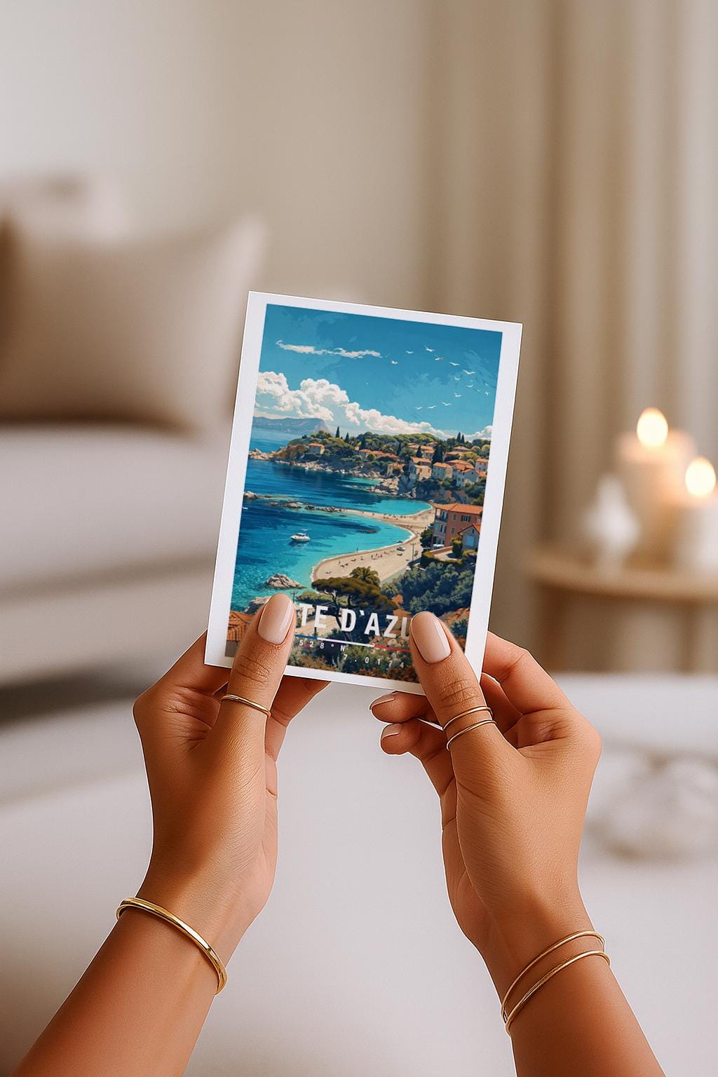 Illustration einer Grußkarte mit Côte-d’Azur-Motiv zeigt eine sonnige Mittelmeerküste mit türkisblauem Meer, Sandstrand und mediterranen Häusern auf sanften Hügeln. Die leuchtenden Farben und die ruhige Atmosphäre vermitteln Sommer, Urlaub und südfranzösisches Lebensgefühl. Perfekt als Reise-Grußkarte, Urlaubsgruß oder liebevolle Aufmerksamkeit für Meerliebhaber, Frankreich-Fans und Menschen mit Fernweh nach der französischen Riviera.