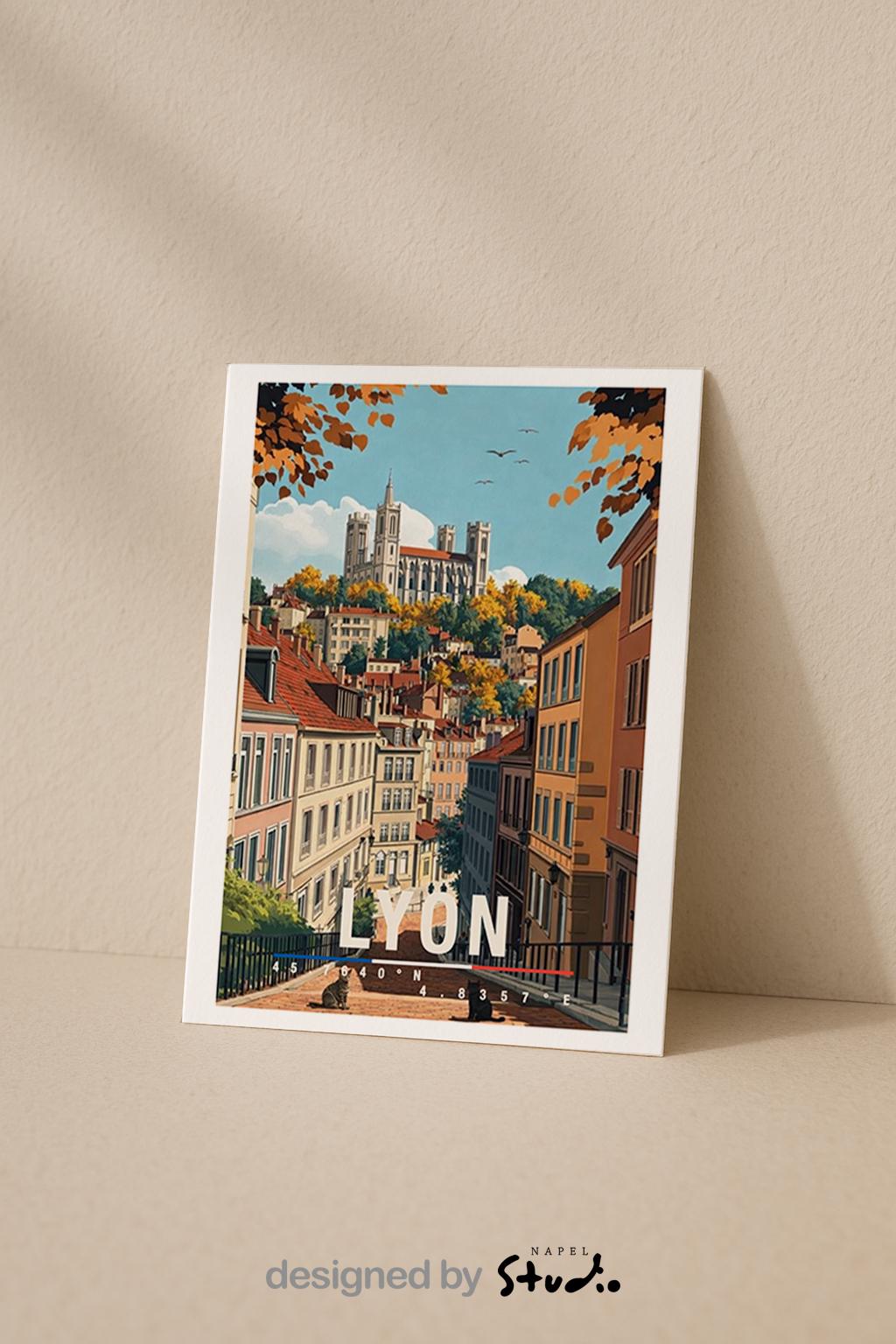 Diese Grußkarte mit Lyon-Illustration zeigt eine charmante Altstadt mit historischen Häusern, verwinkelten Straßen und einer beeindruckenden Kirche auf einem Hügel im Hintergrund. Warme Herbstfarben und feine Details verleihen dem Motiv Tiefe und französische Eleganz. Ideal als Städtegruß, Reiseerinnerung oder Geschenk für Frankreich-Fans, Architektur-Liebhaber und Menschen, die Lyon im Herzen tragen.