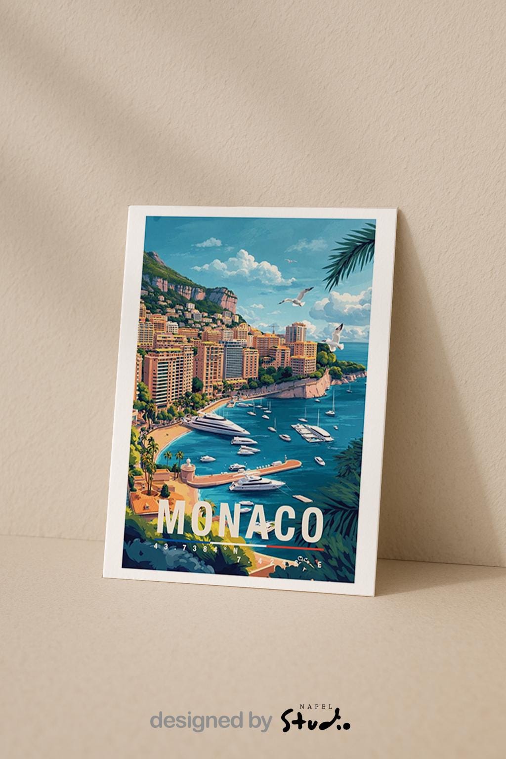 Illustrierte Grußkarte mit Monaco-Motiv zeigt die luxuriöse Küstenstadt mit eleganten Gebäuden, Yachthafen und tiefblauem Mittelmeer. Die sonnige Farbpalette und der detailreiche Illustrationsstil vermitteln Glamour, Urlaub und mediterranes Lebensgefühl. Perfekt als Reise-Grußkarte, Urlaubsgruß oder Geschenk für Liebhaber der Côte d’Azur, Monaco-Fans und Menschen mit Fernweh nach dem Süden.