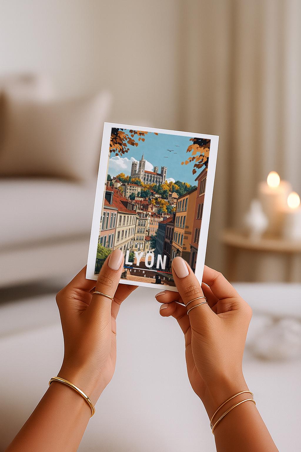 Diese Grußkarte mit Lyon-Illustration zeigt eine charmante Altstadt mit historischen Häusern, verwinkelten Straßen und einer beeindruckenden Kirche auf einem Hügel im Hintergrund. Warme Herbstfarben und feine Details verleihen dem Motiv Tiefe und französische Eleganz. Ideal als Städtegruß, Reiseerinnerung oder Geschenk für Frankreich-Fans, Architektur-Liebhaber und Menschen, die Lyon im Herzen tragen.