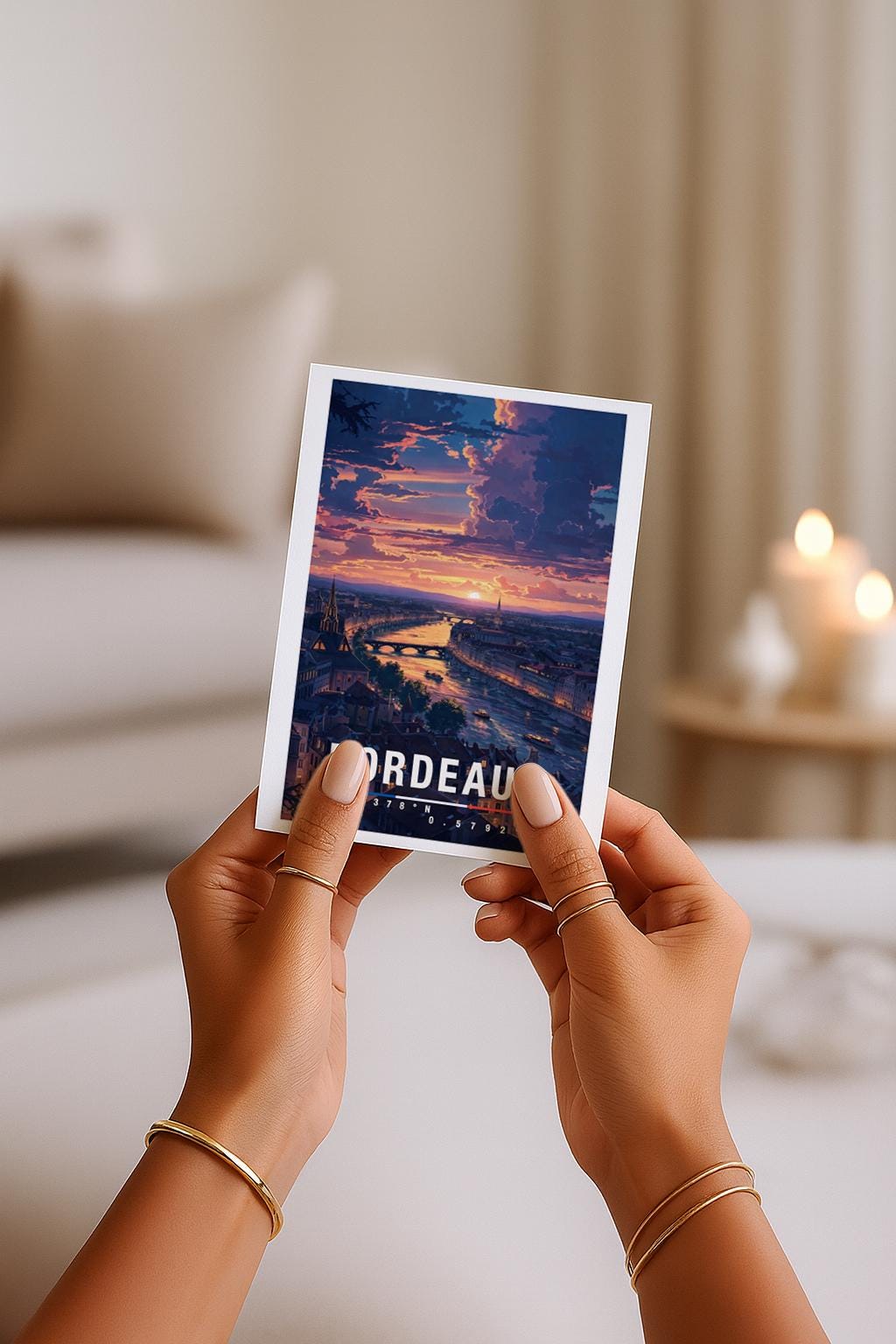 Illustration einer Grußkarte mit Bordeaux-Motiv zeigt die Stadt bei Sonnenuntergang mit Fluss, Brücken und historischer Architektur in warmen Abendfarben. Die Spiegelungen im Wasser und der stimmungsvolle Himmel erzeugen Eleganz und Romantik. Diese Karte eignet sich perfekt als Städtegruß, Reiseerinnerung oder Geschenk für Weinliebhaber, Frankreich-Fans und Menschen mit besonderer Verbindung zu Bordeaux.