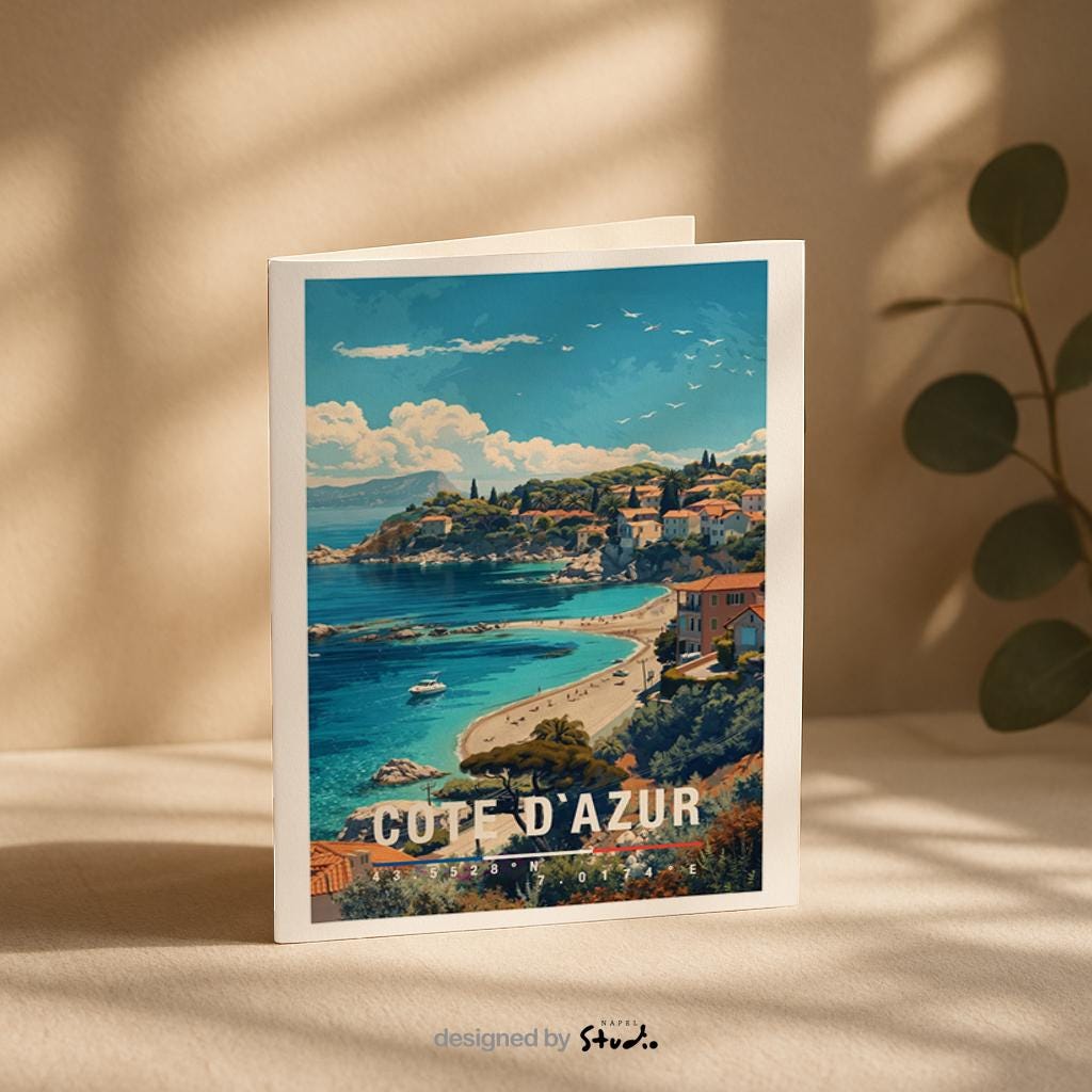 Illustration einer Grußkarte mit Côte-d’Azur-Motiv zeigt eine sonnige Mittelmeerküste mit türkisblauem Meer, Sandstrand und mediterranen Häusern auf sanften Hügeln. Die leuchtenden Farben und die ruhige Atmosphäre vermitteln Sommer, Urlaub und südfranzösisches Lebensgefühl. Perfekt als Reise-Grußkarte, Urlaubsgruß oder liebevolle Aufmerksamkeit für Meerliebhaber, Frankreich-Fans und Menschen mit Fernweh nach der französischen Riviera.