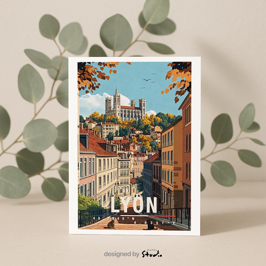Diese Grußkarte mit Lyon-Illustration zeigt eine charmante Altstadt mit historischen Häusern, verwinkelten Straßen und einer beeindruckenden Kirche auf einem Hügel im Hintergrund. Warme Herbstfarben und feine Details verleihen dem Motiv Tiefe und französische Eleganz. Ideal als Städtegruß, Reiseerinnerung oder Geschenk für Frankreich-Fans, Architektur-Liebhaber und Menschen, die Lyon im Herzen tragen.