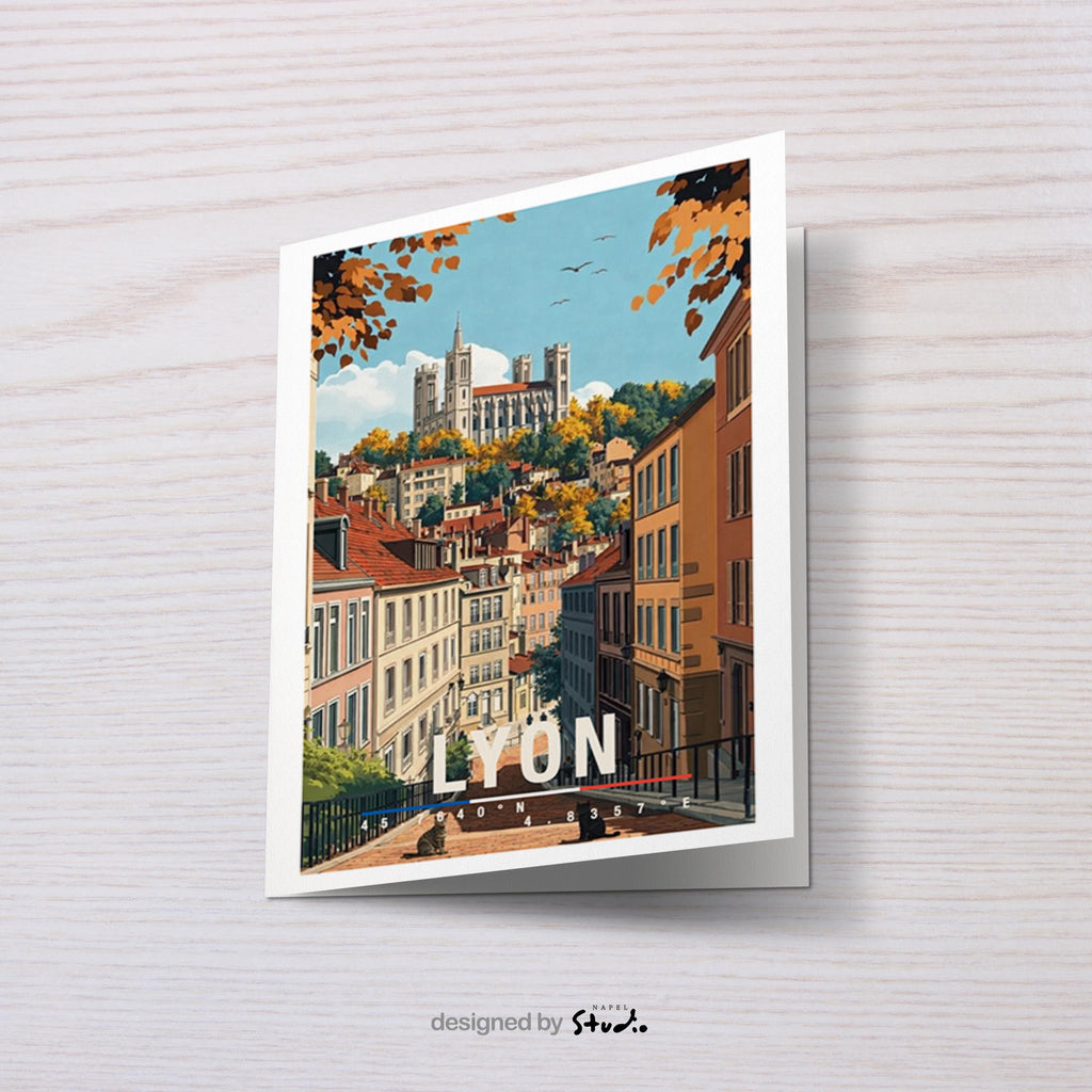 Diese Grußkarte mit Lyon-Illustration zeigt eine charmante Altstadt mit historischen Häusern, verwinkelten Straßen und einer beeindruckenden Kirche auf einem Hügel im Hintergrund. Warme Herbstfarben und feine Details verleihen dem Motiv Tiefe und französische Eleganz. Ideal als Städtegruß, Reiseerinnerung oder Geschenk für Frankreich-Fans, Architektur-Liebhaber und Menschen, die Lyon im Herzen tragen.