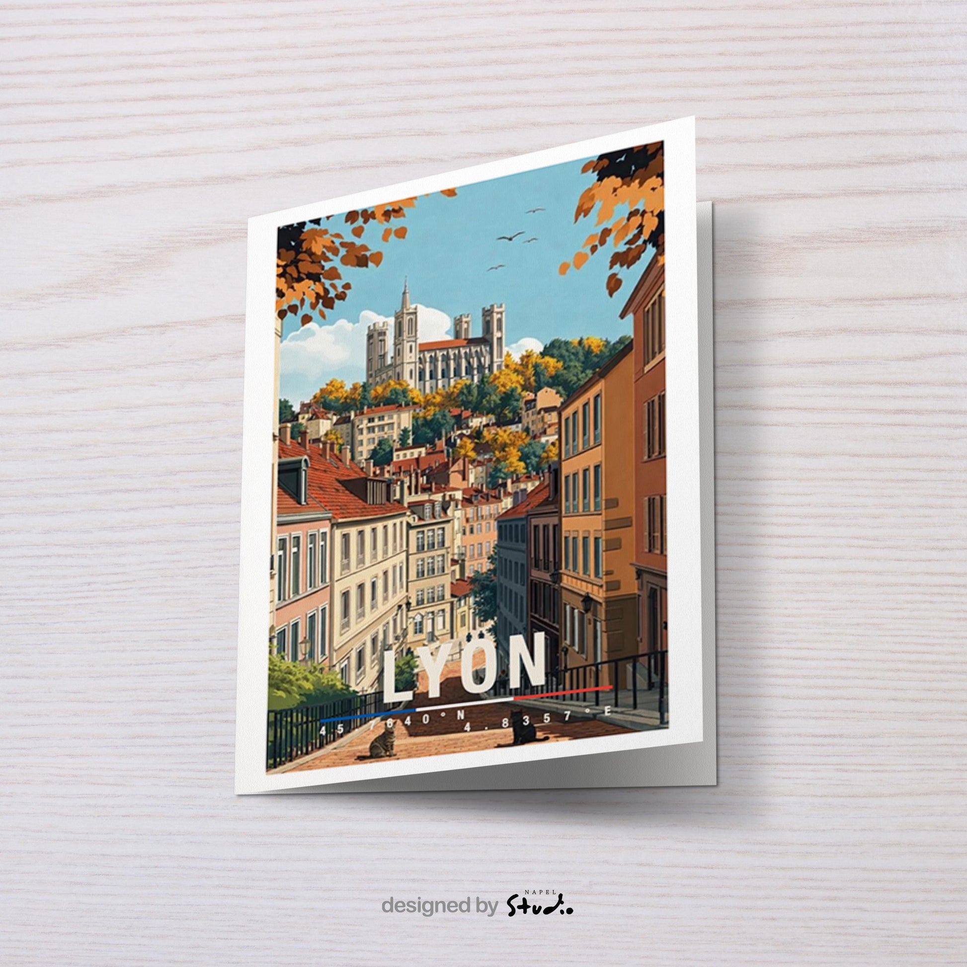 Diese Grußkarte mit Lyon-Illustration zeigt eine charmante Altstadt mit historischen Häusern, verwinkelten Straßen und einer beeindruckenden Kirche auf einem Hügel im Hintergrund. Warme Herbstfarben und feine Details verleihen dem Motiv Tiefe und französische Eleganz. Ideal als Städtegruß, Reiseerinnerung oder Geschenk für Frankreich-Fans, Architektur-Liebhaber und Menschen, die Lyon im Herzen tragen.