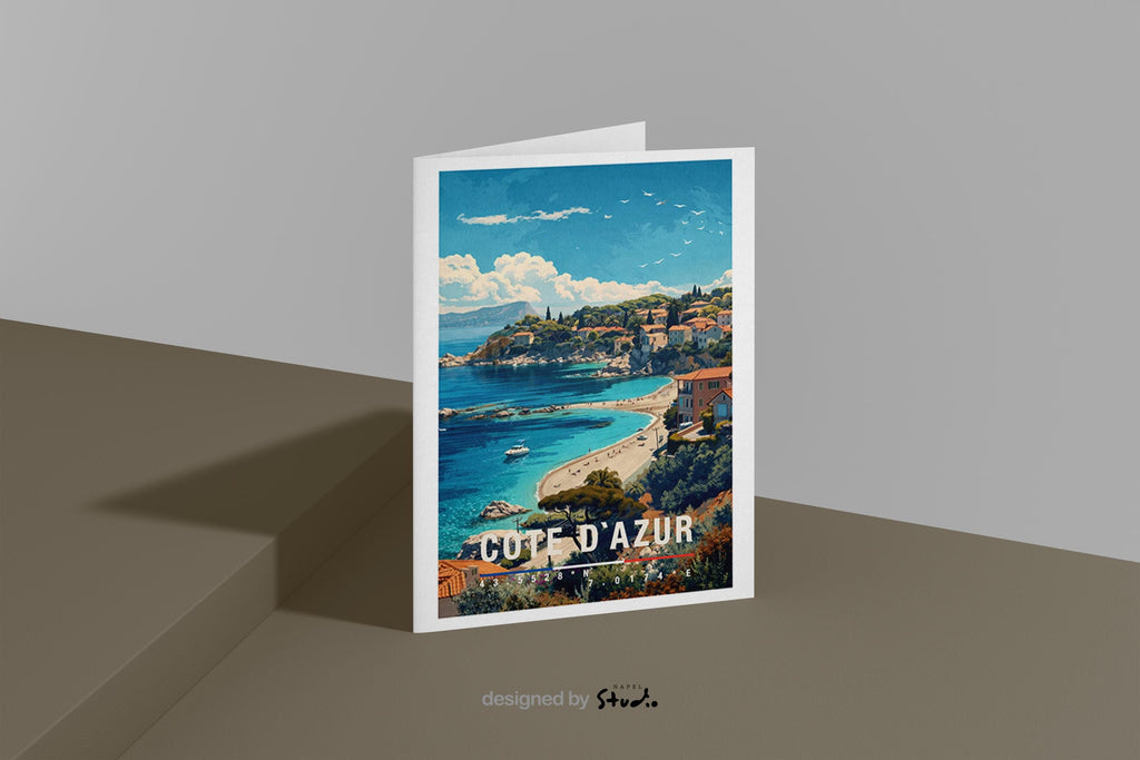 Illustration einer Grußkarte mit Côte-d’Azur-Motiv zeigt eine sonnige Mittelmeerküste mit türkisblauem Meer, Sandstrand und mediterranen Häusern auf sanften Hügeln. Die leuchtenden Farben und die ruhige Atmosphäre vermitteln Sommer, Urlaub und südfranzösisches Lebensgefühl. Perfekt als Reise-Grußkarte, Urlaubsgruß oder liebevolle Aufmerksamkeit für Meerliebhaber, Frankreich-Fans und Menschen mit Fernweh nach der französischen Riviera.