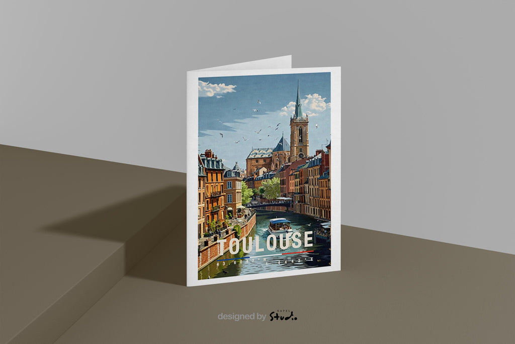 Illustrierte Grußkarte mit Toulouse-Motiv zeigt eine romantische Stadtansicht entlang eines ruhigen Kanals, umgeben von historischen Gebäuden mit warmen Ziegel- und Pastelltönen. Im Hintergrund ragt eine markante Kirche empor, während sich die Architektur im Wasser spiegelt. Die detailreiche Illustration vermittelt französisches Lebensgefühl, Nostalgie und Reiseerinnerungen. Ideal als Städtegruß, Reise-Grußkarte oder Geschenk für Frankreich-Fans, Weltenbummler und Menschen.