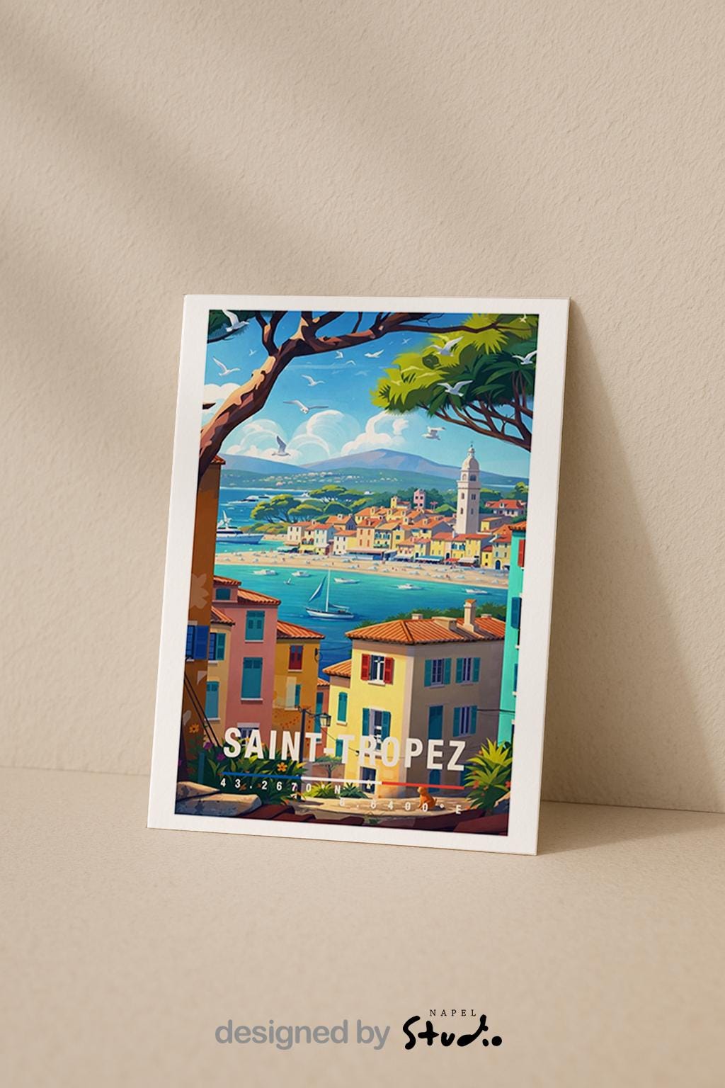 Farbenfrohe Grußkarte mit mediterranem Motiv von Saint-Tropez, Küstenstadt, Segelboote und sommerliche Atmosphäre, perfekt als Urlaubsgruß, Reise Grußkarte oder Geschenk für Frankreich-Fans.