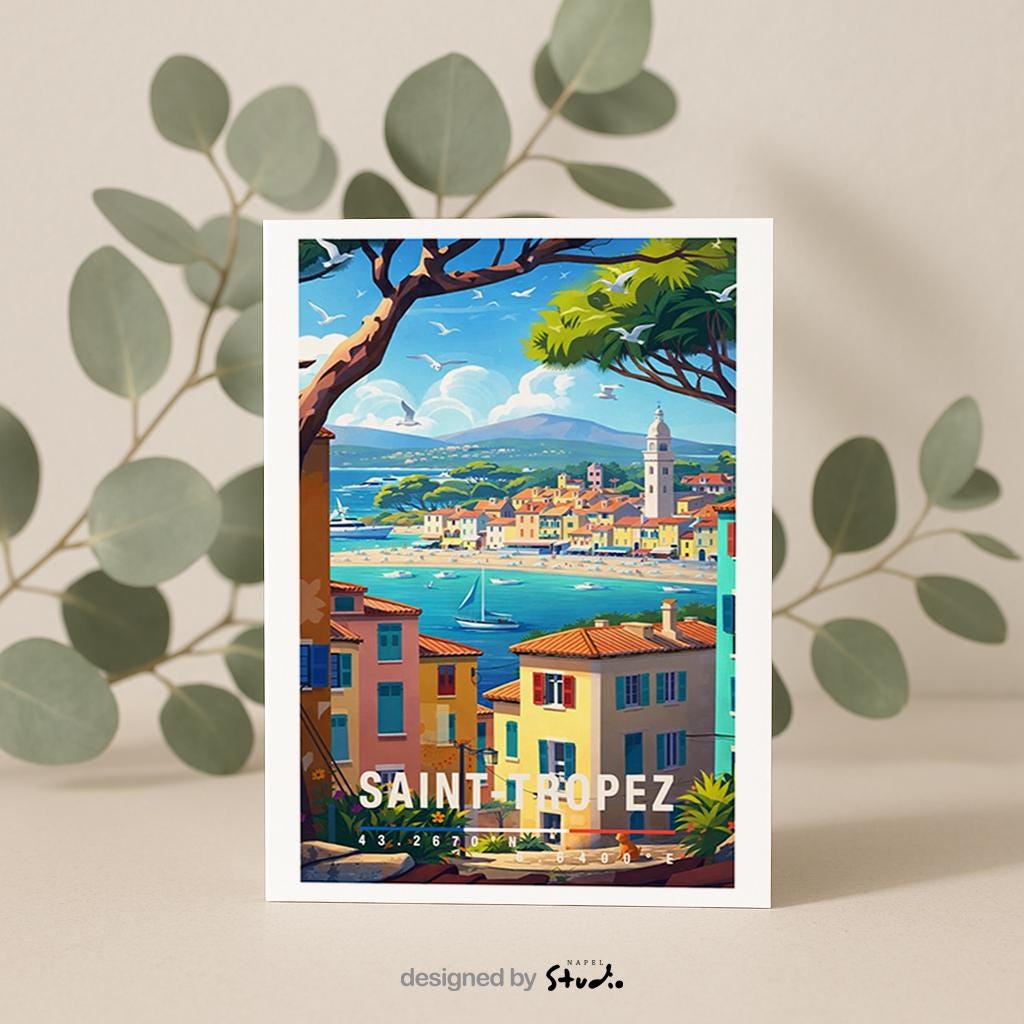 Farbenfrohe Grußkarte mit mediterranem Motiv von Saint-Tropez, Küstenstadt, Segelboote und sommerliche Atmosphäre, perfekt als Urlaubsgruß, Reise Grußkarte oder Geschenk für Frankreich-Fans.