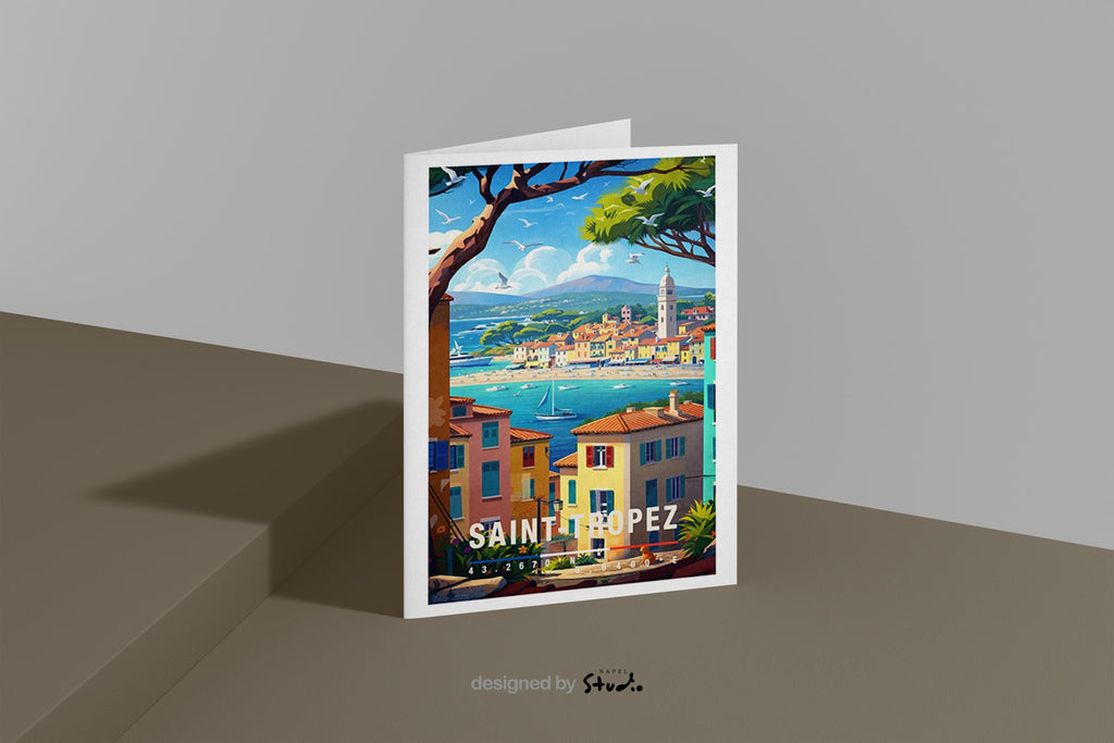 Farbenfrohe Grußkarte mit mediterranem Motiv von Saint-Tropez, Küstenstadt, Segelboote und sommerliche Atmosphäre, perfekt als Urlaubsgruß, Reise Grußkarte oder Geschenk für Frankreich-Fans.