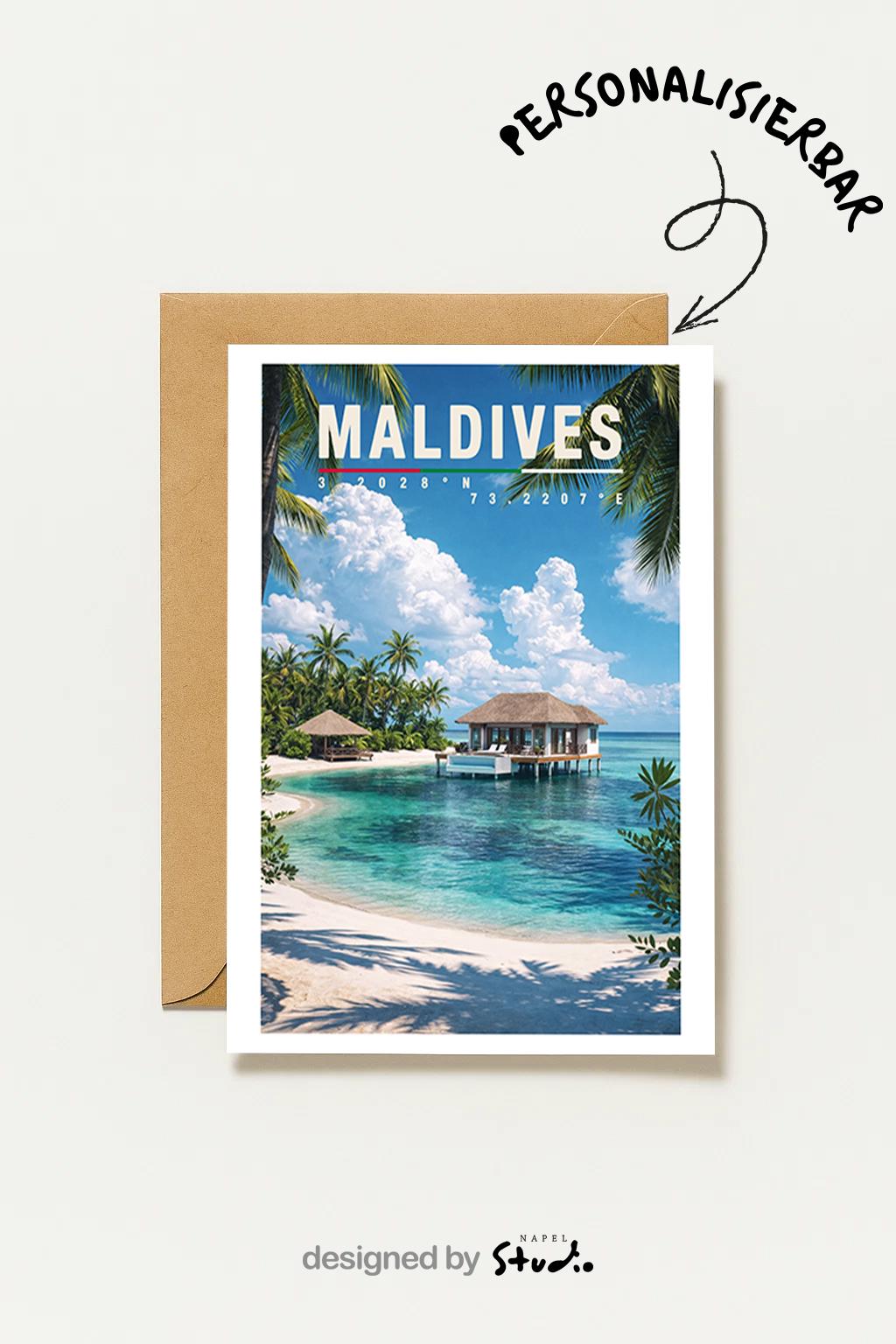 Illustrative Grußkarte mit traumhaftem Maldives-Motiv: türkisblaues, kristallklares Meer, weißer Sandstrand und elegante Wasserbungalows auf Stelzen, umgeben von Palmen und tropischer Natur. Die harmonische Farbpalette vermittelt Ruhe, Exklusivität und Fernweh. Ideal als Grußkarte für Reisebegeisterte, Hochzeiten, Flitterwochen, Geburtstage oder als besondere Urlaubs- und Glückwunschkarte mit Insel-Feeling.