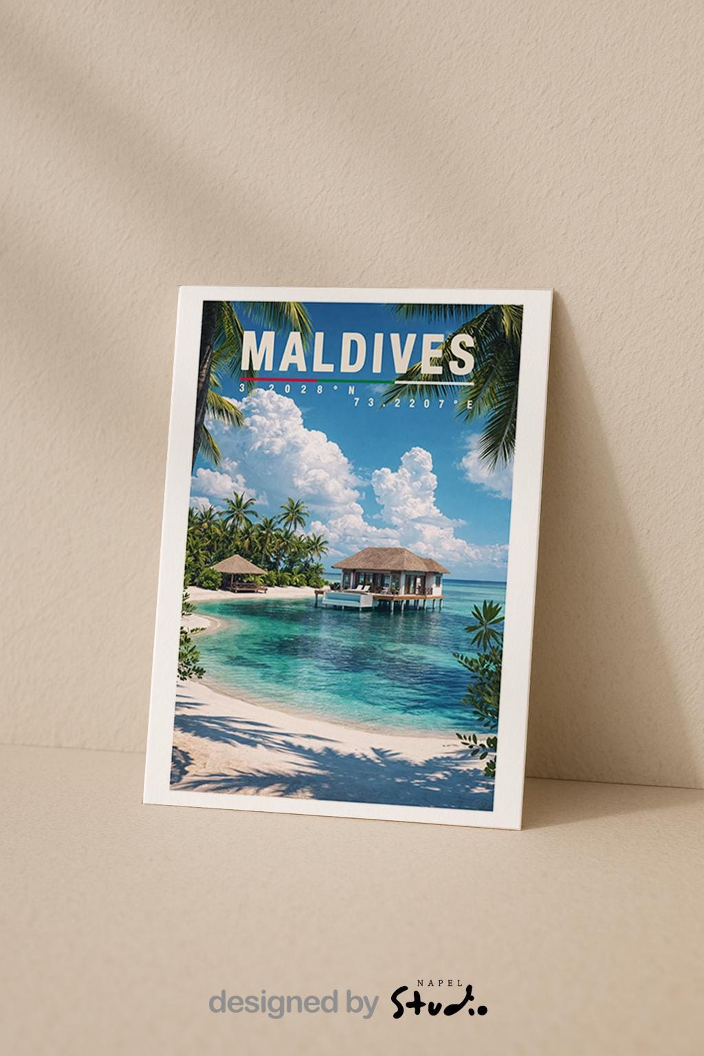 Illustrative Grußkarte mit traumhaftem Maldives-Motiv: türkisblaues, kristallklares Meer, weißer Sandstrand und elegante Wasserbungalows auf Stelzen, umgeben von Palmen und tropischer Natur. Die harmonische Farbpalette vermittelt Ruhe, Exklusivität und Fernweh. Ideal als Grußkarte für Reisebegeisterte, Hochzeiten, Flitterwochen, Geburtstage oder als besondere Urlaubs- und Glückwunschkarte mit Insel-Feeling.