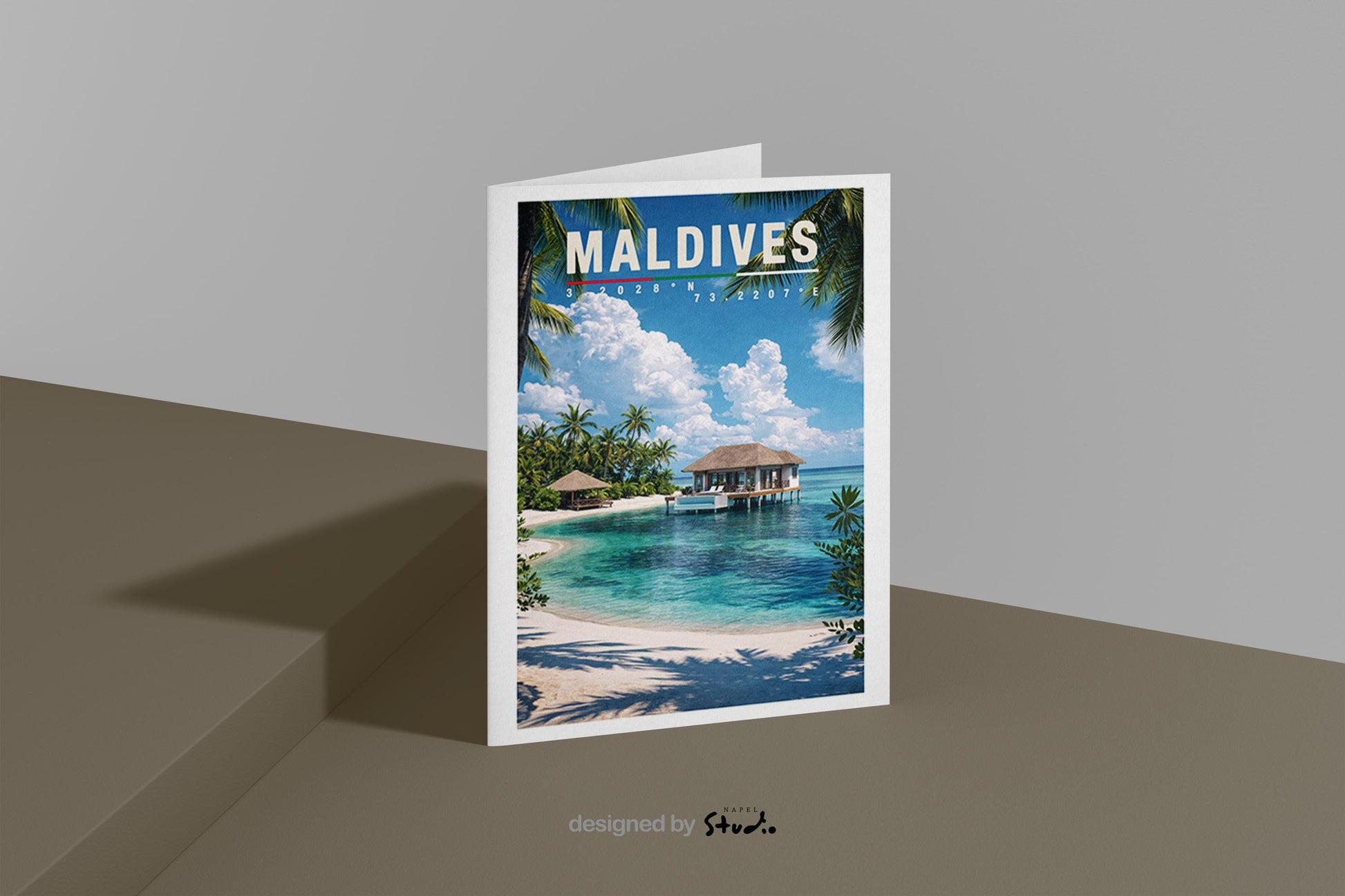 Illustrative Grußkarte mit traumhaftem Maldives-Motiv: türkisblaues, kristallklares Meer, weißer Sandstrand und elegante Wasserbungalows auf Stelzen, umgeben von Palmen und tropischer Natur. Die harmonische Farbpalette vermittelt Ruhe, Exklusivität und Fernweh. Ideal als Grußkarte für Reisebegeisterte, Hochzeiten, Flitterwochen, Geburtstage oder als besondere Urlaubs- und Glückwunschkarte mit Insel-Feeling.