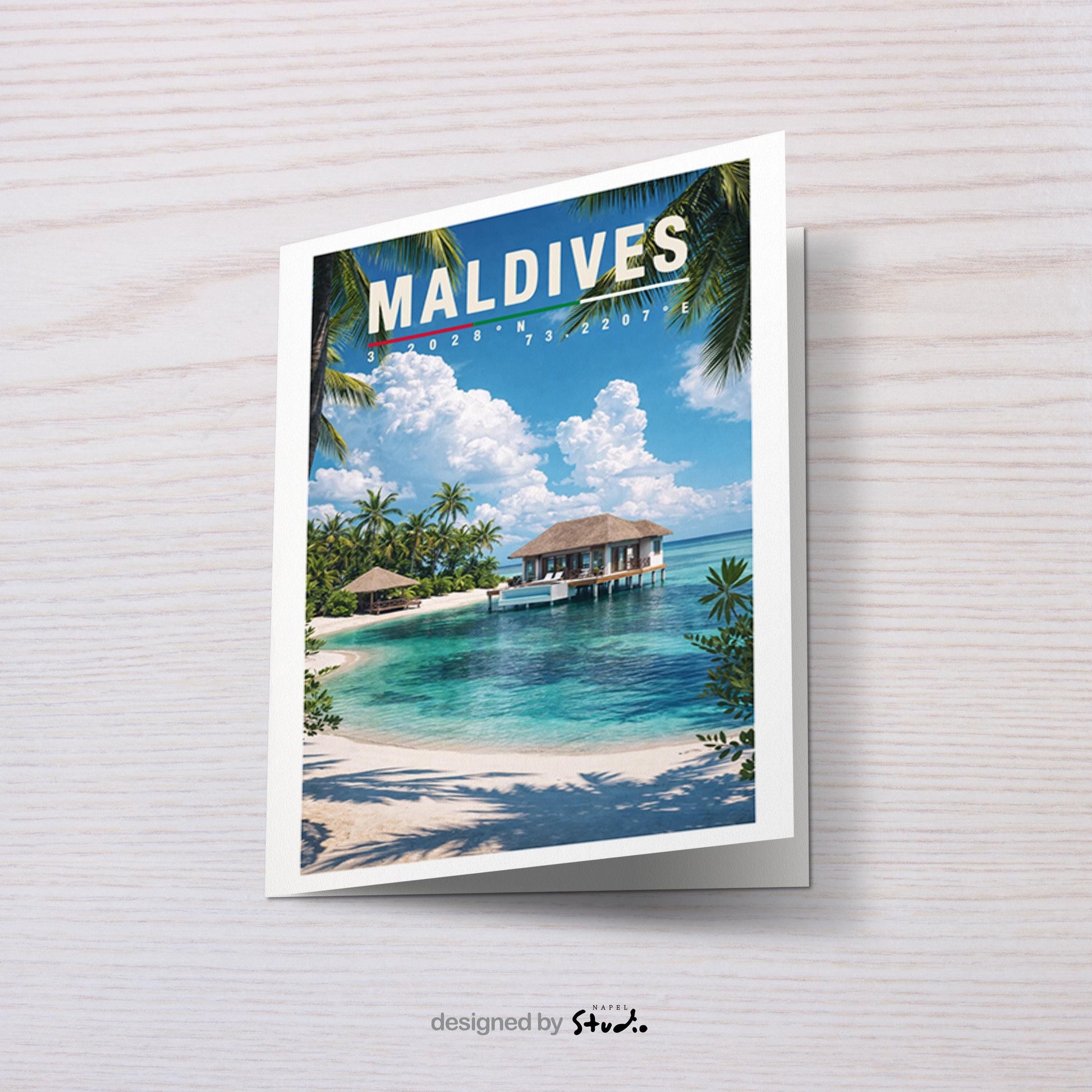 Illustrative Grußkarte mit traumhaftem Maldives-Motiv: türkisblaues, kristallklares Meer, weißer Sandstrand und elegante Wasserbungalows auf Stelzen, umgeben von Palmen und tropischer Natur. Die harmonische Farbpalette vermittelt Ruhe, Exklusivität und Fernweh. Ideal als Grußkarte für Reisebegeisterte, Hochzeiten, Flitterwochen, Geburtstage oder als besondere Urlaubs- und Glückwunschkarte mit Insel-Feeling.