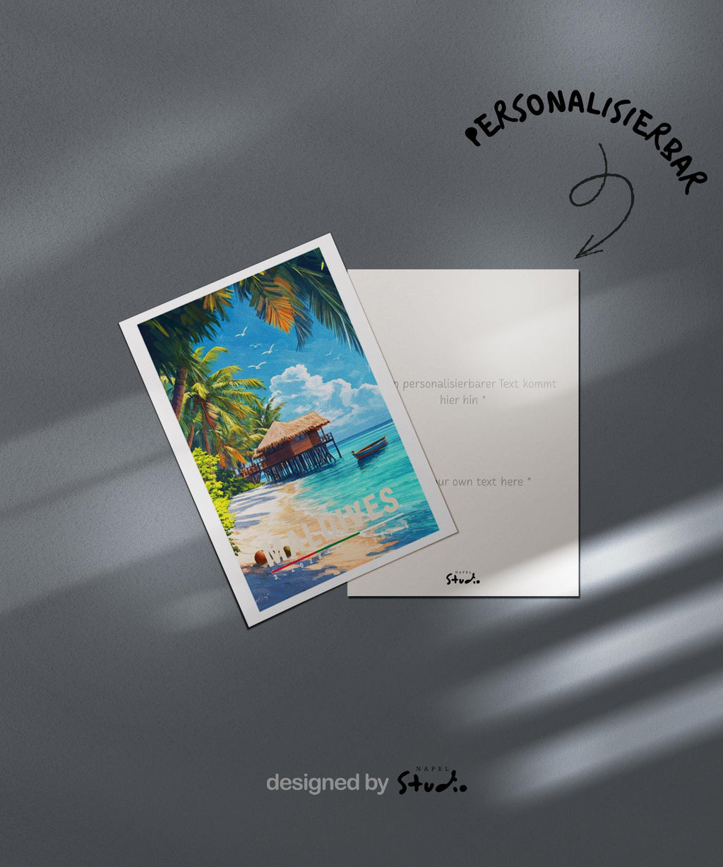Stilvolle Grußkarte mit idyllischem Maldives-Strandmotiv: feiner weißer Sand, sanfte türkisfarbene Wellen, schattenspendende Palmen und ein Strandhaus direkt am Meer. Das Motiv strahlt Wärme, Entspannung und Urlaubsgefühl aus. Perfekt als Grußkarte für Urlaubsgrüße, Hochzeiten, Jahrestage, Valentinstag oder als liebevolle Aufmerksamkeit für Menschen, die Sonne, Meer und exotische Reiseziele lieben.