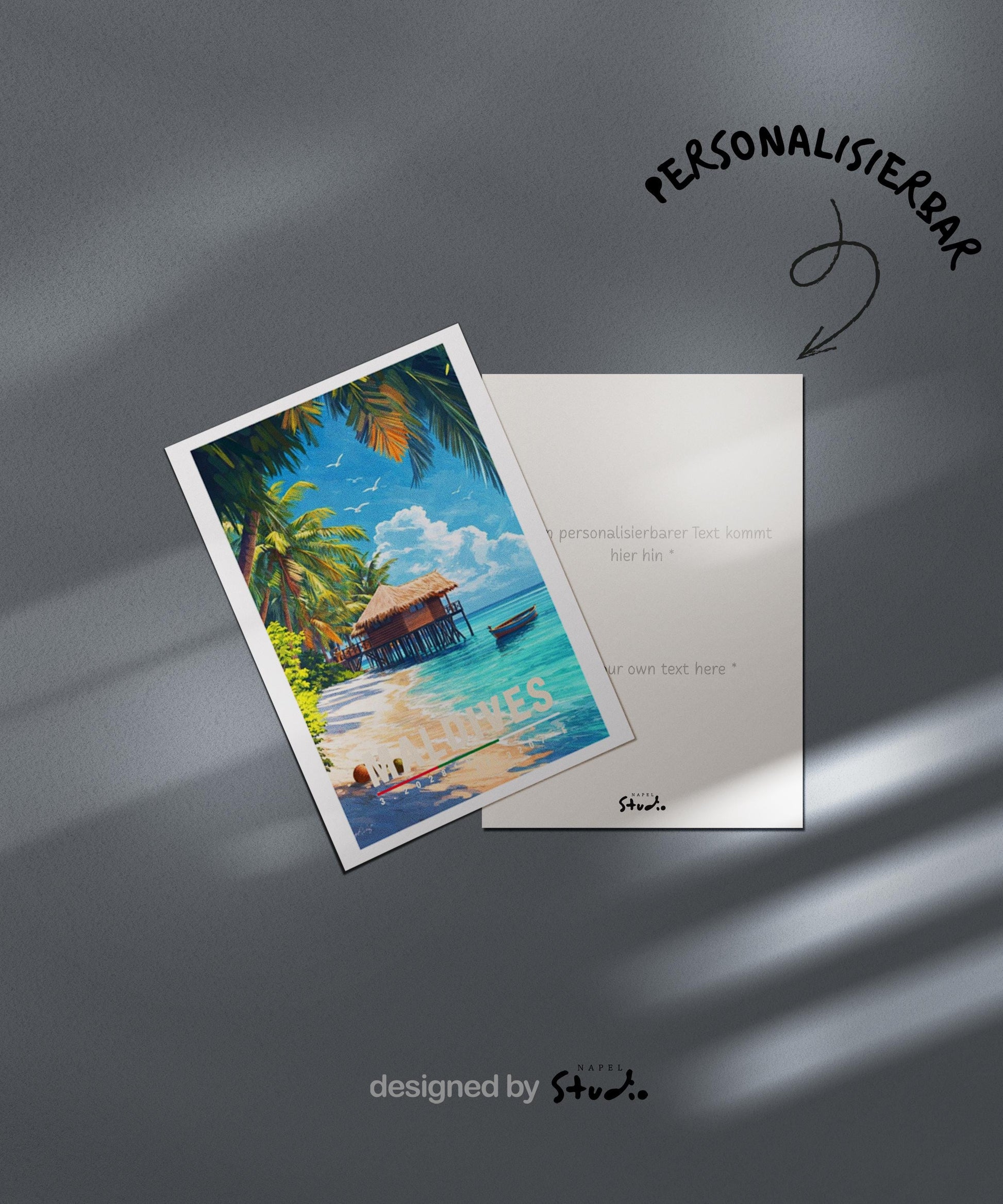 Stilvolle Grußkarte mit idyllischem Maldives-Strandmotiv: feiner weißer Sand, sanfte türkisfarbene Wellen, schattenspendende Palmen und ein Strandhaus direkt am Meer. Das Motiv strahlt Wärme, Entspannung und Urlaubsgefühl aus. Perfekt als Grußkarte für Urlaubsgrüße, Hochzeiten, Jahrestage, Valentinstag oder als liebevolle Aufmerksamkeit für Menschen, die Sonne, Meer und exotische Reiseziele lieben.