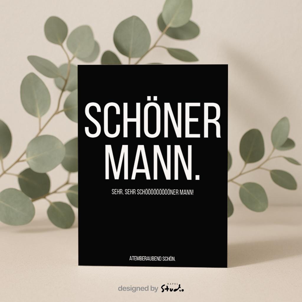 Minimalistische Grußkarte mit schwarzem Hintergrund und weißer Typografie. Der Text „Schöner Mann.“ steht groß im Mittelpunkt, ergänzt durch humorvolle Zeilen wie „Sehr, sehr schöööööööner Mann!“ und „Atemberaubend schön.“ Das klare Design wirkt modern, frech und selbstbewusst. Ideal als witzige Grußkarte für Partner, Freund, Ehemann oder Crush, perfekt für Geburtstage, Valentinstag, Jahrestage oder als charmantes Kompliment zwischendurch.