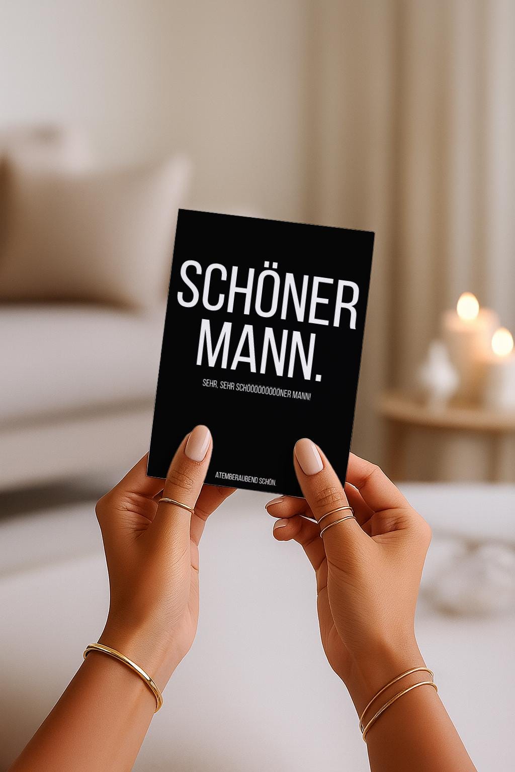 Minimalistische Grußkarte mit schwarzem Hintergrund und weißer Typografie. Der Text „Schöner Mann.“ steht groß im Mittelpunkt, ergänzt durch humorvolle Zeilen wie „Sehr, sehr schöööööööner Mann!“ und „Atemberaubend schön.“ Das klare Design wirkt modern, frech und selbstbewusst. Ideal als witzige Grußkarte für Partner, Freund, Ehemann oder Crush, perfekt für Geburtstage, Valentinstag, Jahrestage oder als charmantes Kompliment zwischendurch.
