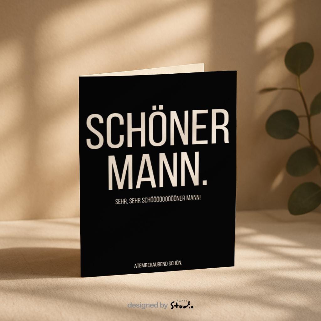 Minimalistische Grußkarte mit schwarzem Hintergrund und weißer Typografie. Der Text „Schöner Mann.“ steht groß im Mittelpunkt, ergänzt durch humorvolle Zeilen wie „Sehr, sehr schöööööööner Mann!“ und „Atemberaubend schön.“ Das klare Design wirkt modern, frech und selbstbewusst. Ideal als witzige Grußkarte für Partner, Freund, Ehemann oder Crush, perfekt für Geburtstage, Valentinstag, Jahrestage oder als charmantes Kompliment zwischendurch.