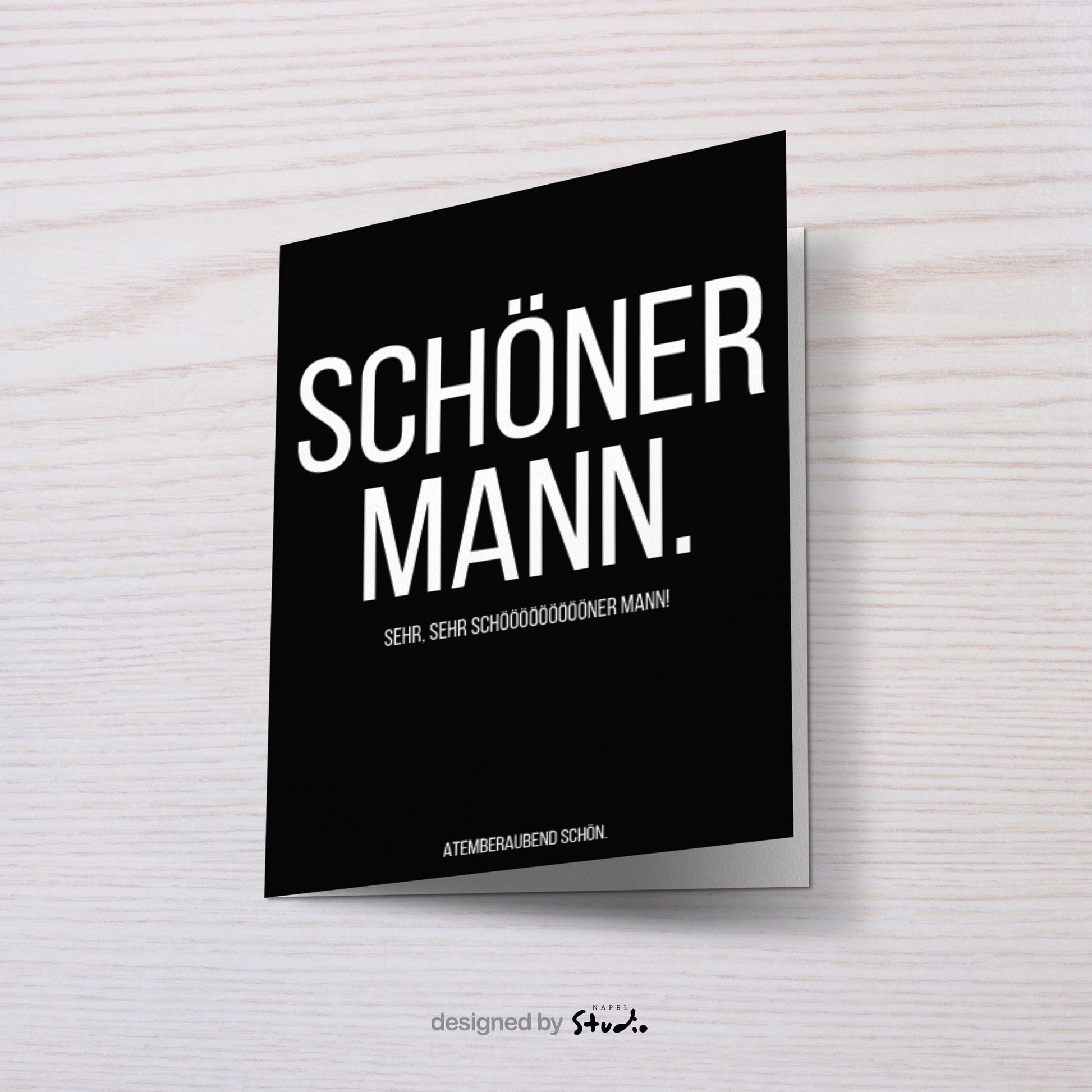 Minimalistische Grußkarte mit schwarzem Hintergrund und weißer Typografie. Der Text „Schöner Mann.“ steht groß im Mittelpunkt, ergänzt durch humorvolle Zeilen wie „Sehr, sehr schöööööööner Mann!“ und „Atemberaubend schön.“ Das klare Design wirkt modern, frech und selbstbewusst. Ideal als witzige Grußkarte für Partner, Freund, Ehemann oder Crush, perfekt für Geburtstage, Valentinstag, Jahrestage oder als charmantes Kompliment zwischendurch.
