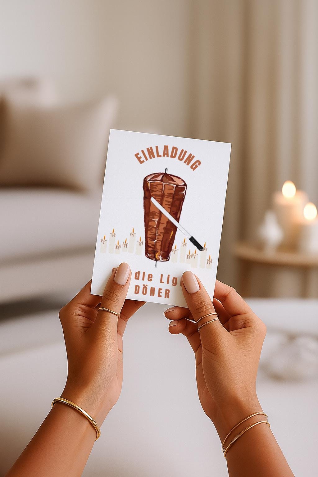 Humorvolle Grußkarte mit einem illustrierten Döner am Spieß, der wie ein romantisches Candle-Light-Dinner inszeniert ist. Um den Döner brennen mehrere Kerzen, darüber steht „Einladung“, darunter der Text „Candle Light Döner“. Das Motiv kombiniert Romantik mit Ironie und Essen-Humor. Ideal als witzige Einladung, Spaßkarte für Freunde, Männerabend, Geburtstag oder als originelle Grußkarte für Dönerliebhaber und Humor-Fans.