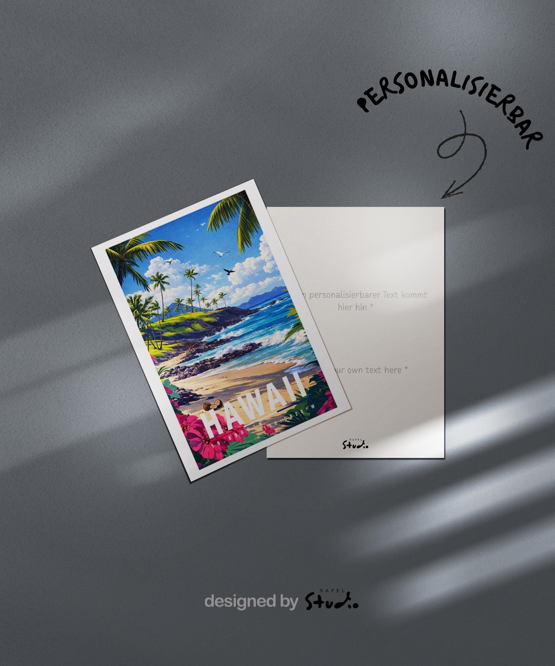 Illustrative Grußkarte mit tropischem Hawaii-Strandmotiv. Zu sehen sind ein sonniger Sandstrand, türkisblaues Meer mit sanften Wellen, Palmen entlang der Küste und üppige pinkfarbene Blumen im Vordergrund. Im Hintergrund erheben sich grüne Hügel unter einem blauen Himmel mit weißen Wolken. Das Motiv vermittelt Urlaubsgefühl, Wärme und Fernweh und eignet sich ideal als Reise-Grußkarte, Urlaubsgruß, Sommerkarte oder Geschenk für Hawaii- und Strandliebhaber.